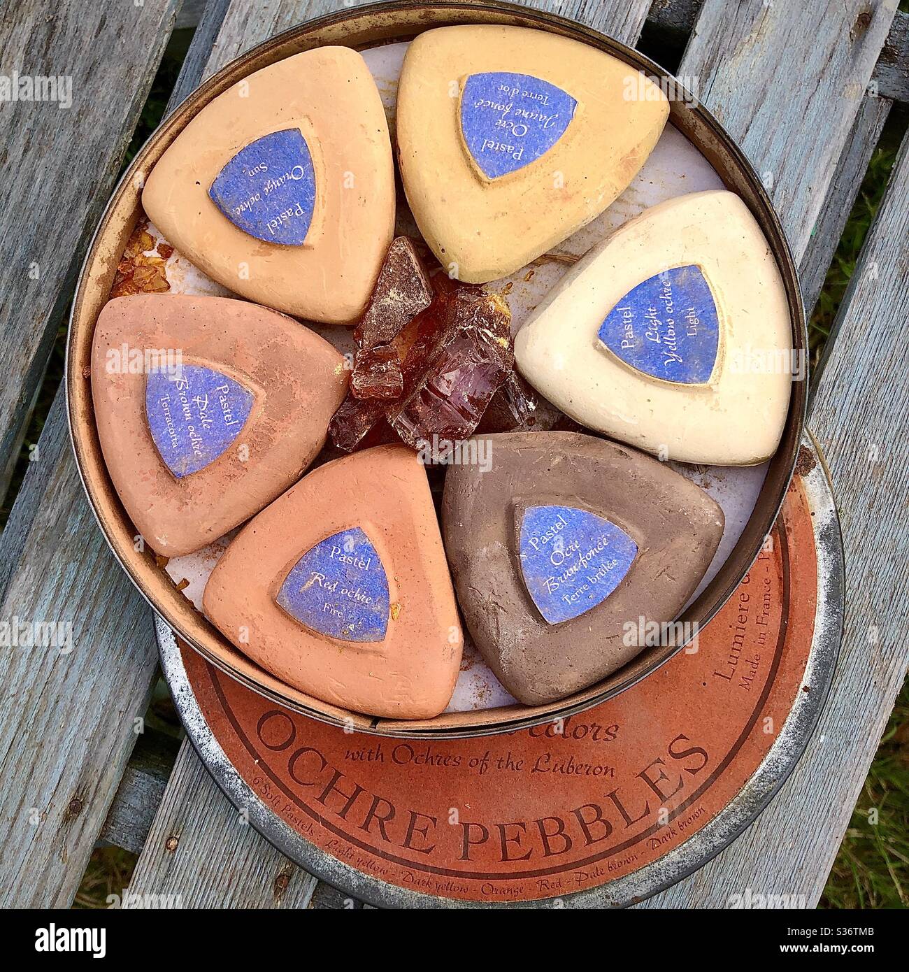 Latta francese d’epoca dei colori pastello secchi dell’artista prodotta nel Luberon, in Provenza, Francia. Foto Stock