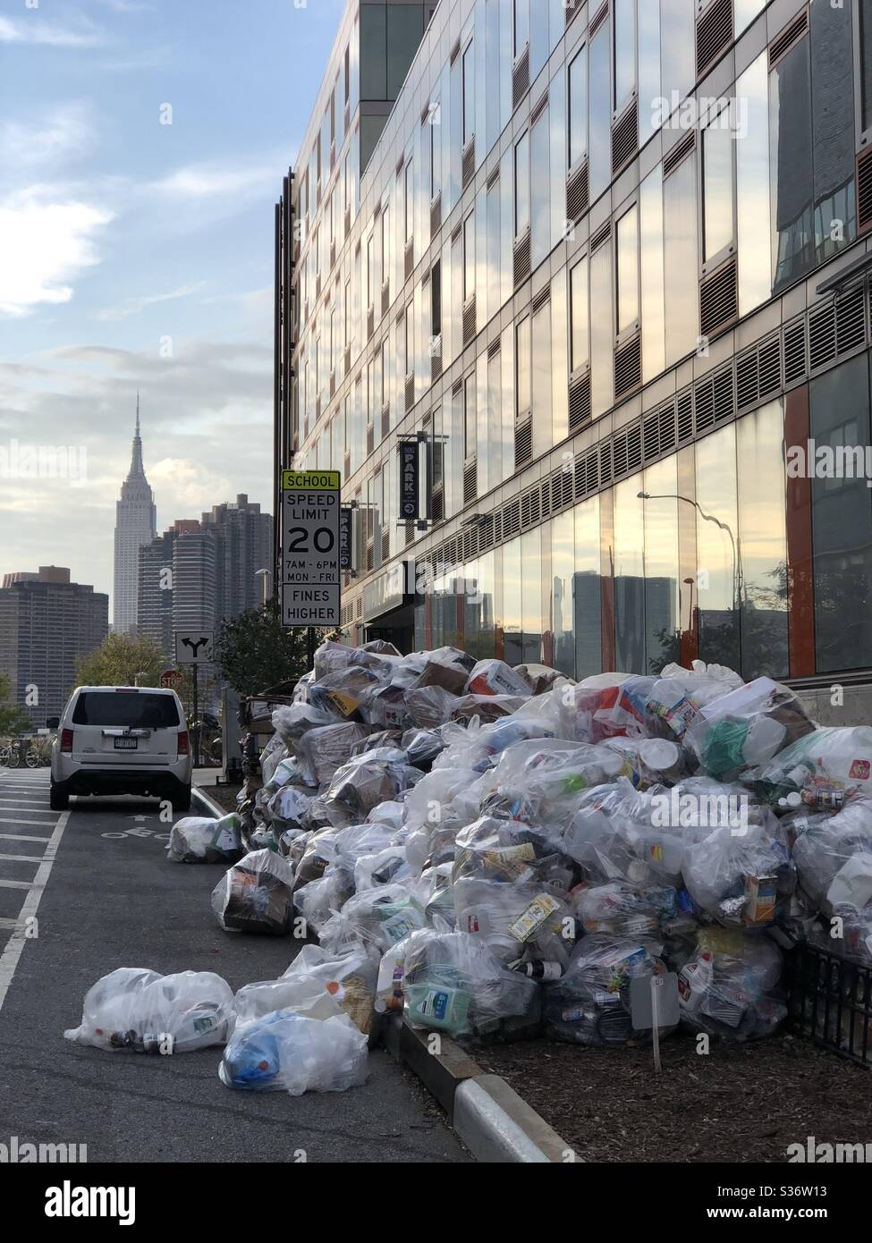 Montagna di rifiuti da un edificio di lusso a Long Island City, Queens Foto Stock