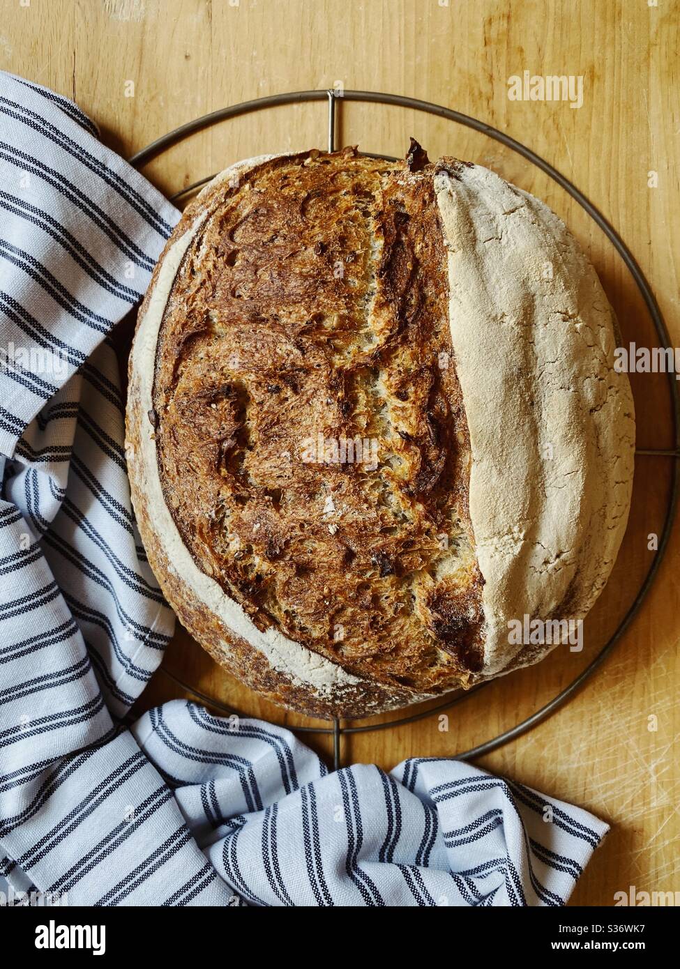 Raffreddamento su rack della pasta sfoglia multigrain appena sfornata - Immagine stock catturata con smartphone