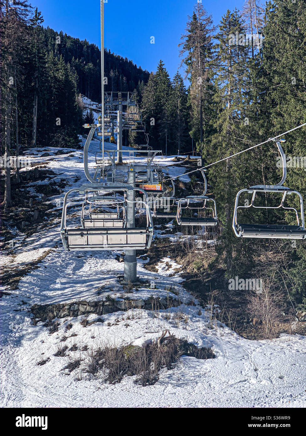 Un impianto di risalita vuoto sulla montagna di la Thuile, in Italia durante la stagione sciistica. Foto Stock