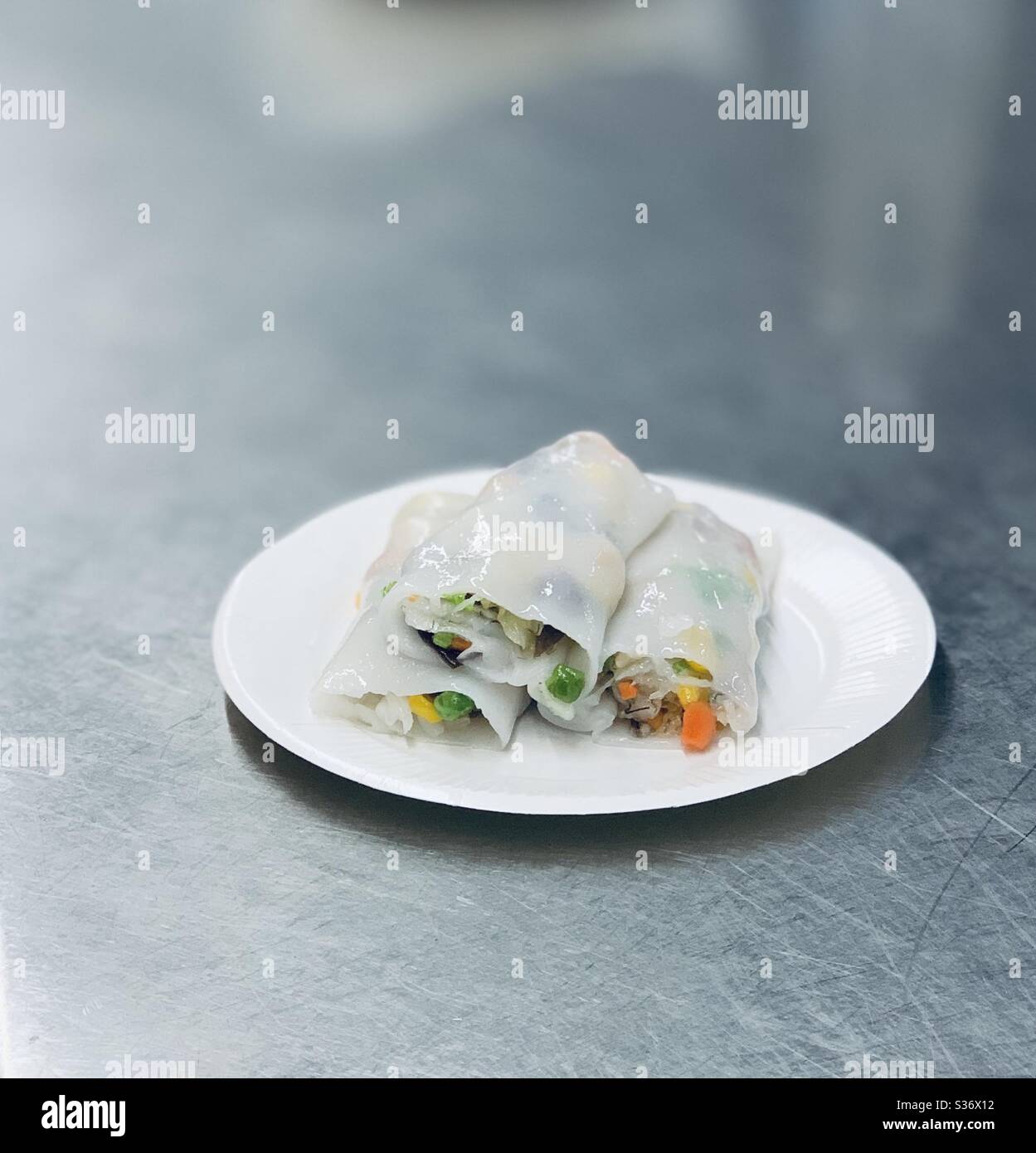 Rotolo di riso vegetariano Dim Sum Hong Kong fatto in casa su tavolo da cucina Foto Stock