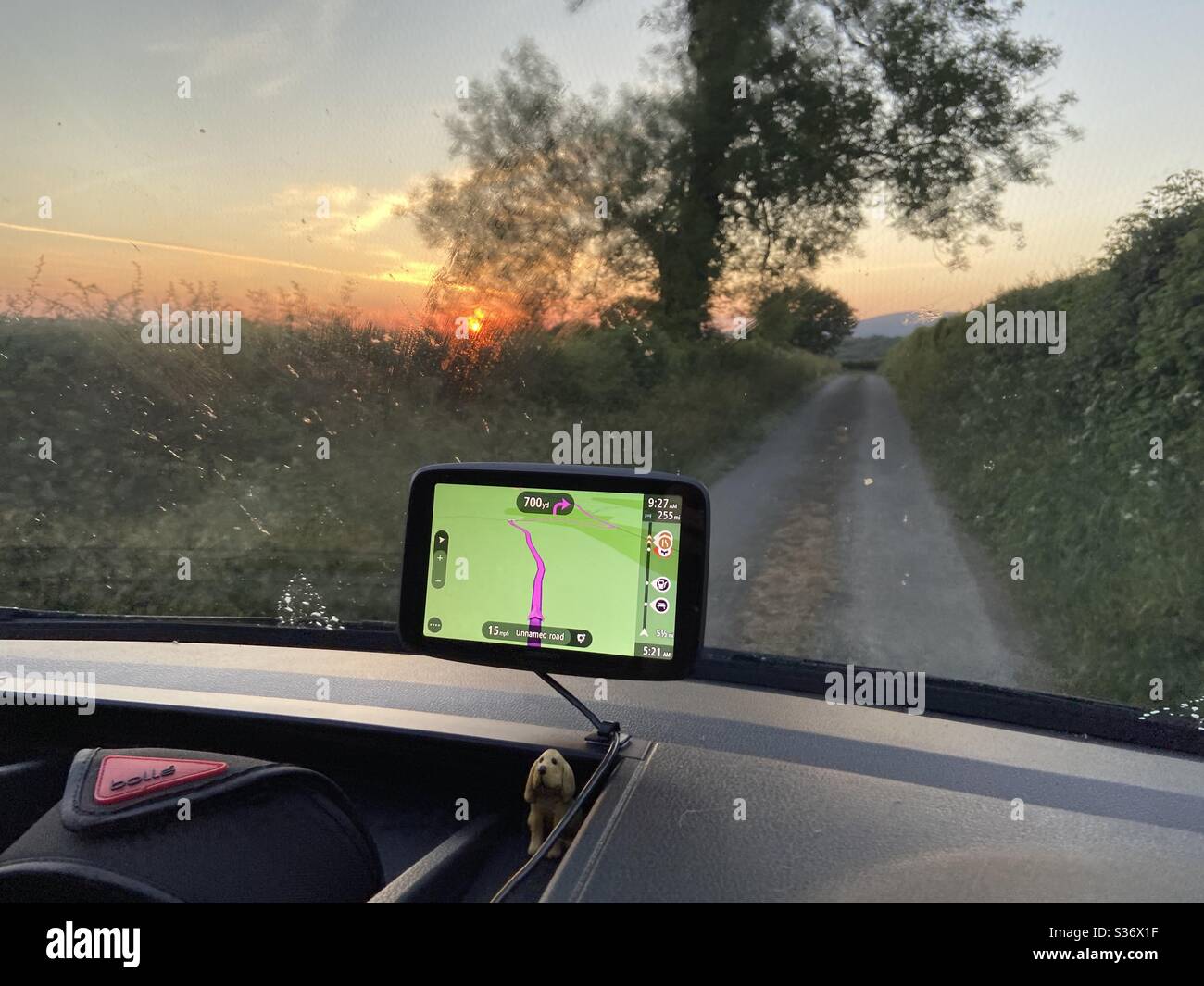 Dawn breaking e un lungo viaggio in auto con navigatore satellitare Foto Stock