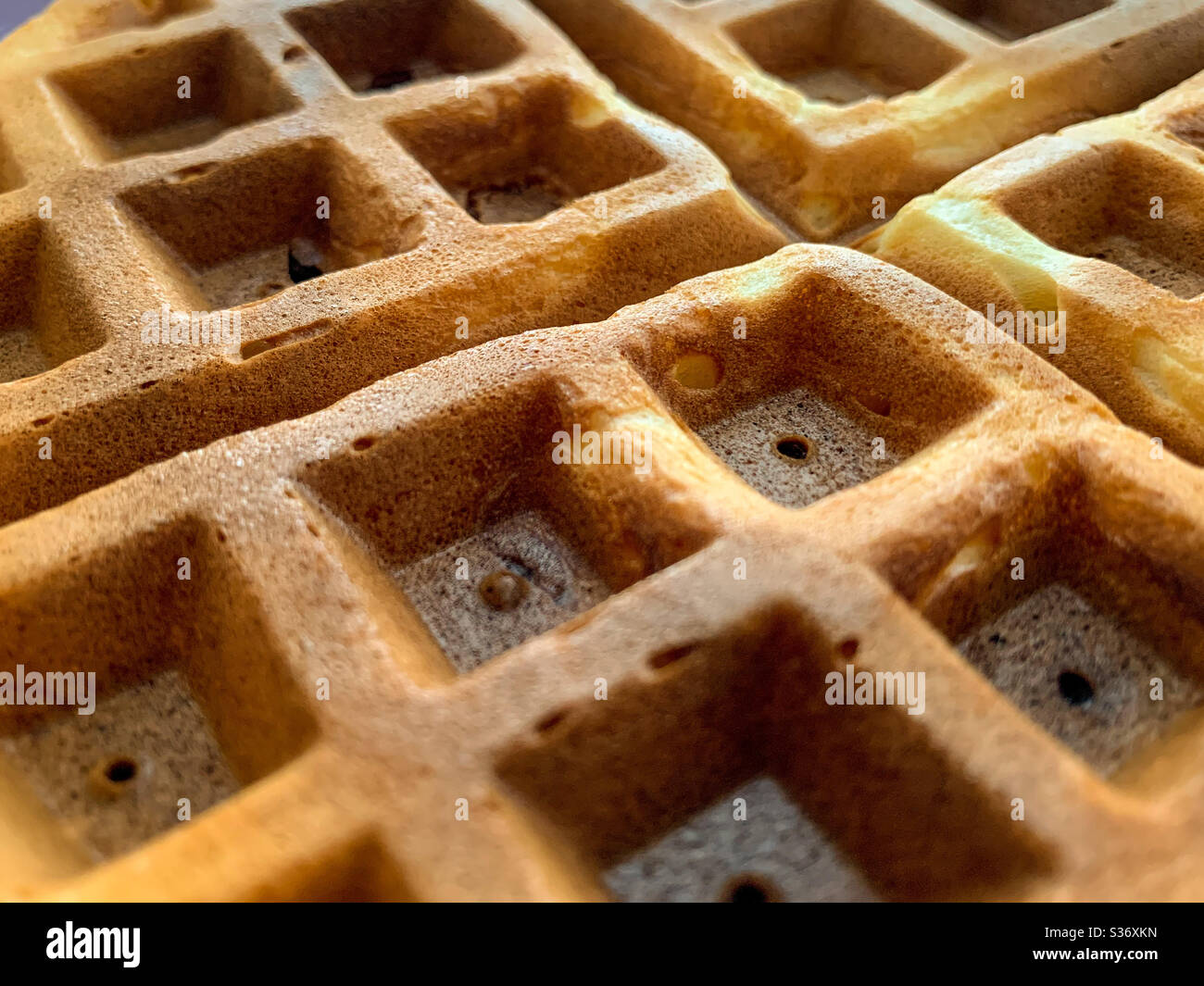 Primo piano di waffle belgi. Waffle a colazione. Cibo americano. Waffle fatti in casa - Immagine stock catturata con smartphone