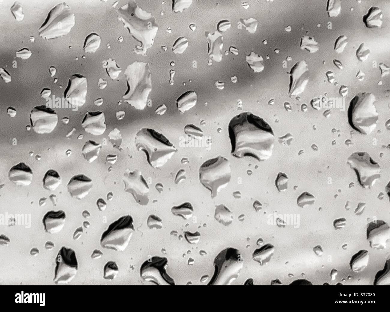 Gocce di pioggia su una finestra - Immagine stock catturata con smartphone