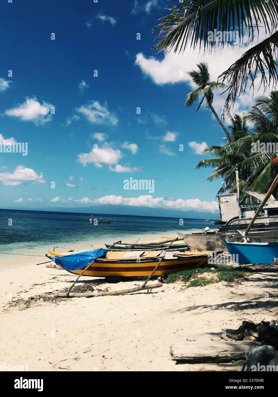 Barche su una spiaggia esotica a San Juan, Siquijor, Filippine. Foto Stock