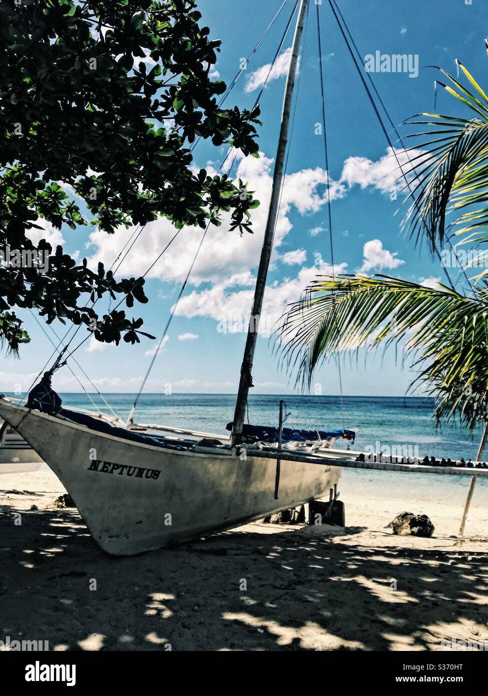 Barca su spiaggia esotica a San Juan, Siquijor, Filippine. Foto Stock