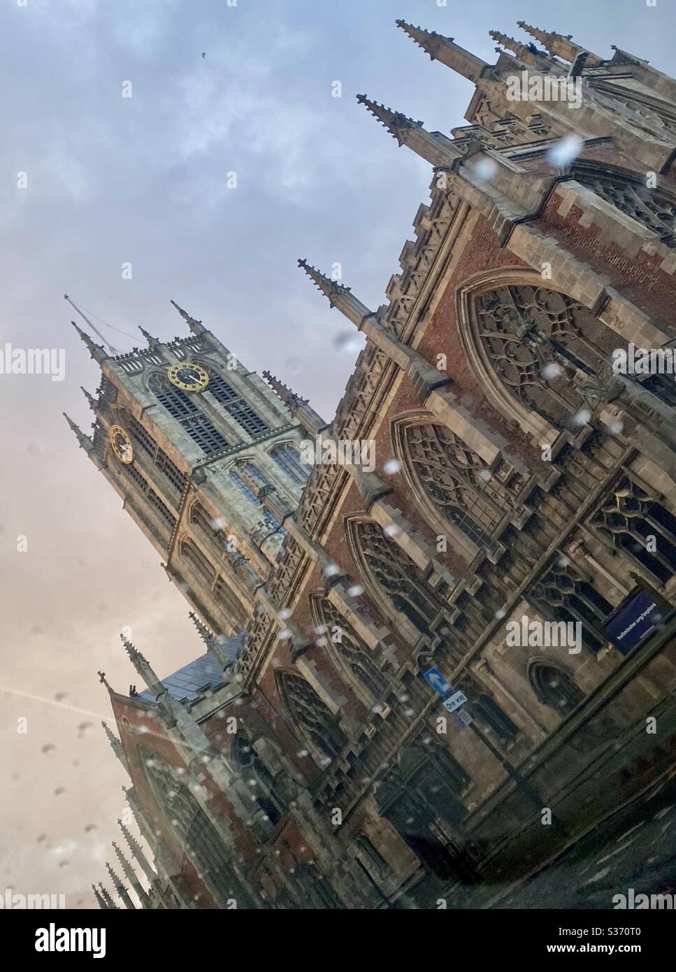 Hull Minster su un angolo con gocce di pioggia sulla lente presa poco prima del tramonto in inverno Foto Stock