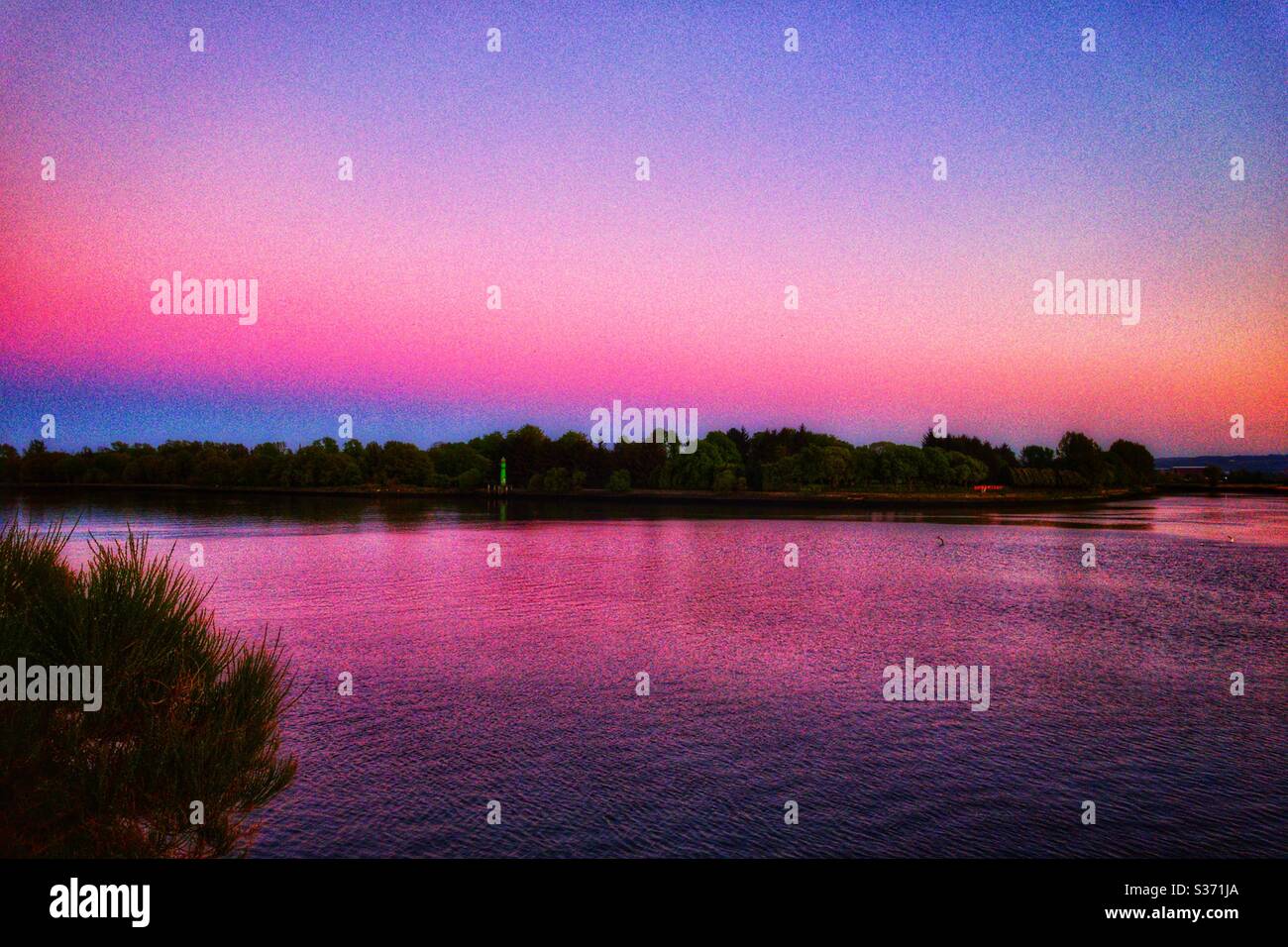 Tramonto sul fiume Clyde che si affaccia su Renfrew, Scozia. Foto Stock