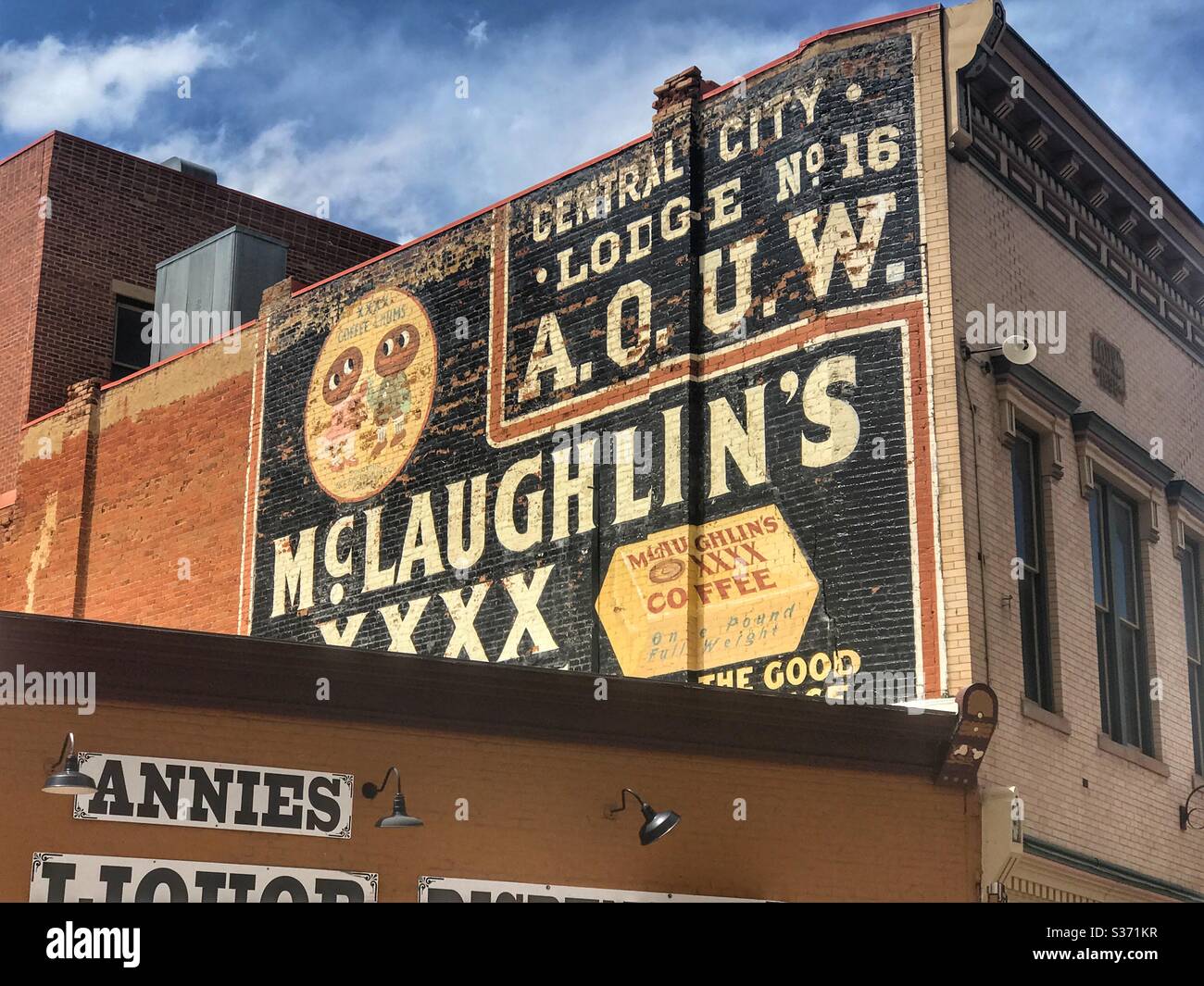 Vecchio cartello dipinto sul lato di un edificio nel centro di Città del Colorado Foto Stock