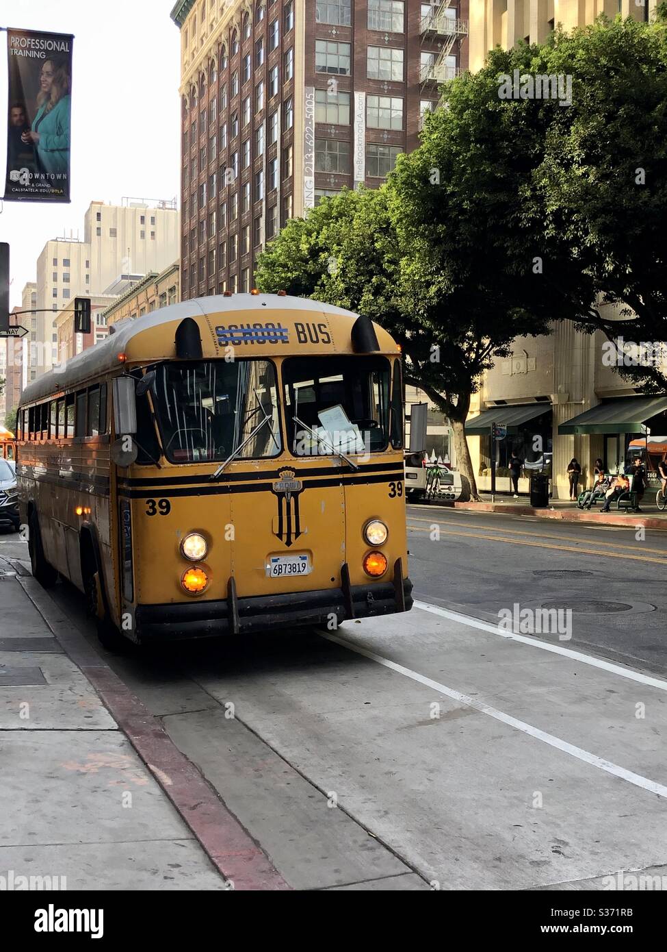 Autobus vecchio (non più "scolastico"). Centro di Los Angeles, California 2019 Foto Stock
