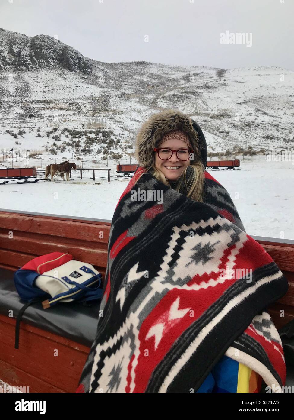 La donna si prende a proprio comodo su una slitta. Jackson, Wyoming, gennaio 2019 Foto Stock