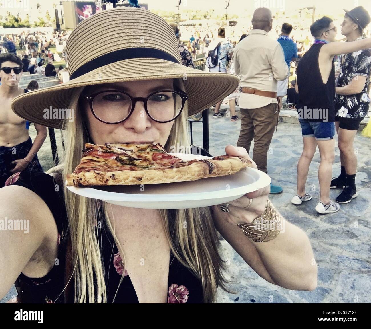 Donna mangia la pizza al Coachella Music Festival 2018. Foto Stock