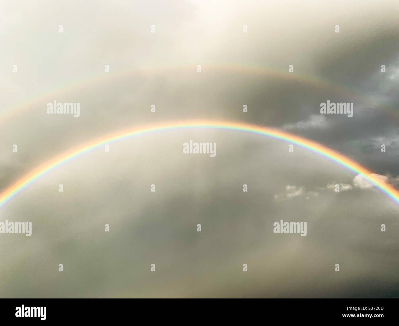 Doppio arcobaleno in una mattinata tempestosa al mare - Immagine stock catturata con smartphone