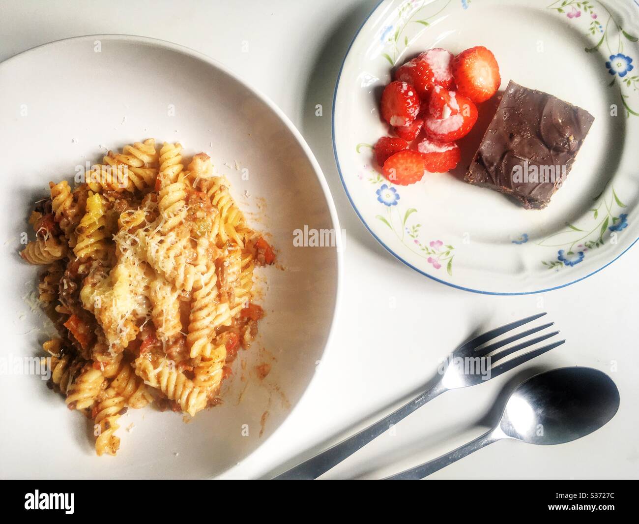 Torta di Tiffin al cioccolato e fragole SPAG bol Foto Stock