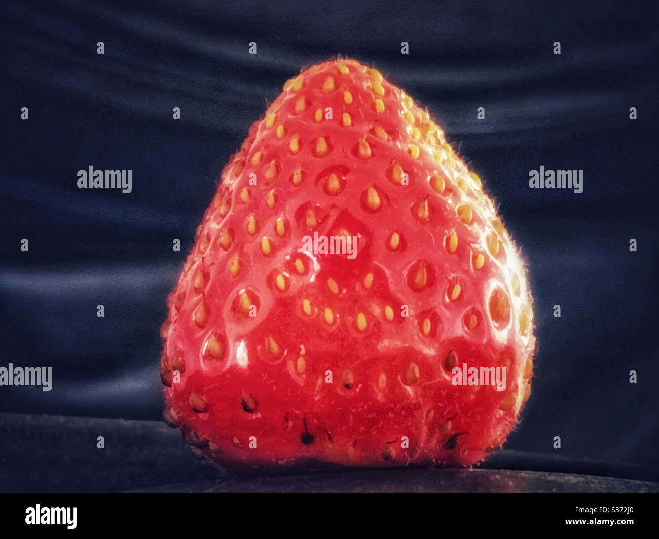 Strawberry Red e Shiny isolato su sfondo nero ondulato scintillante e vorticoso - Immagine stock catturata con smartphone
