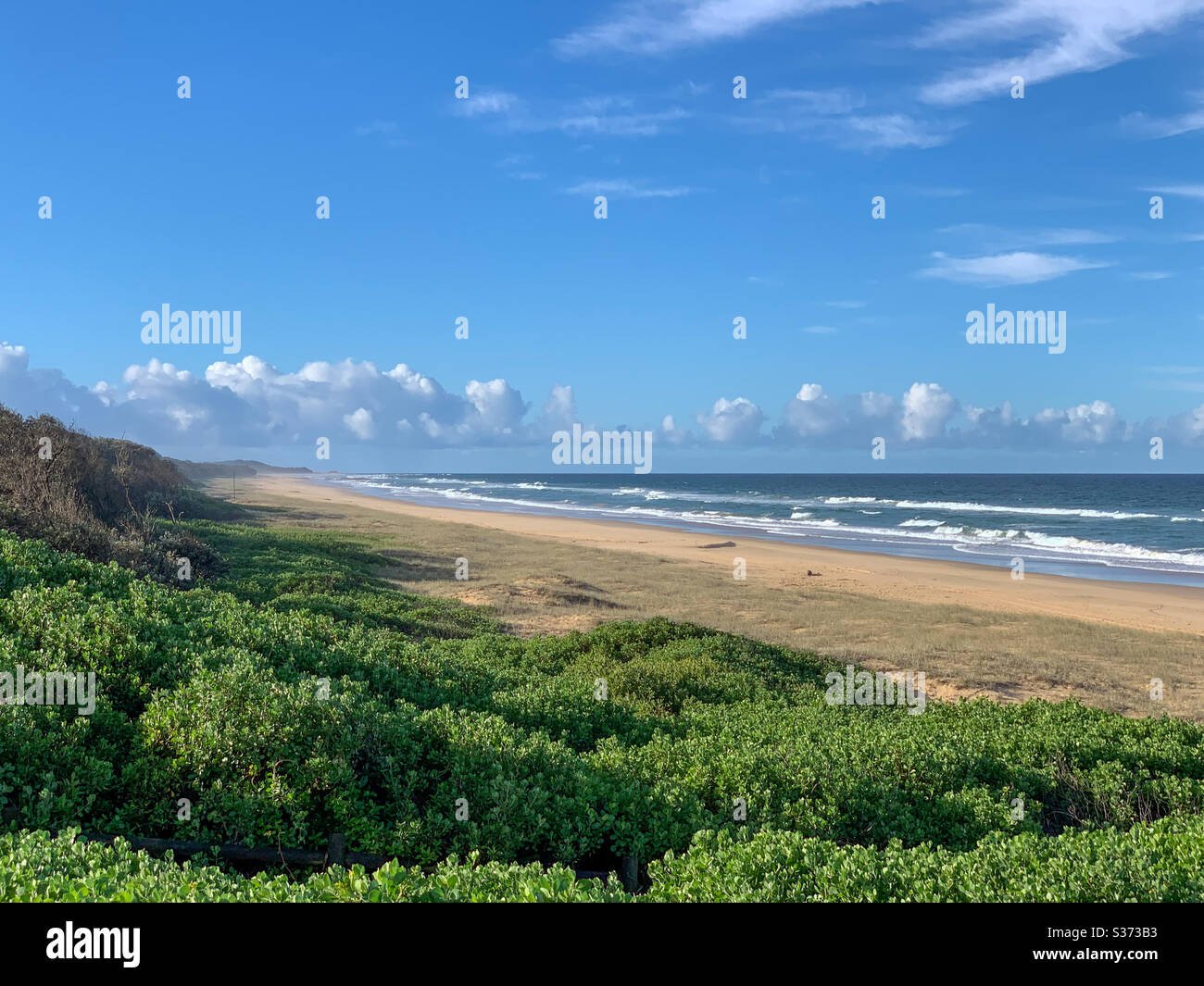 Bella lunga striscia di spiaggia senza una singola su di essa - Immagine stock catturata con smartphone