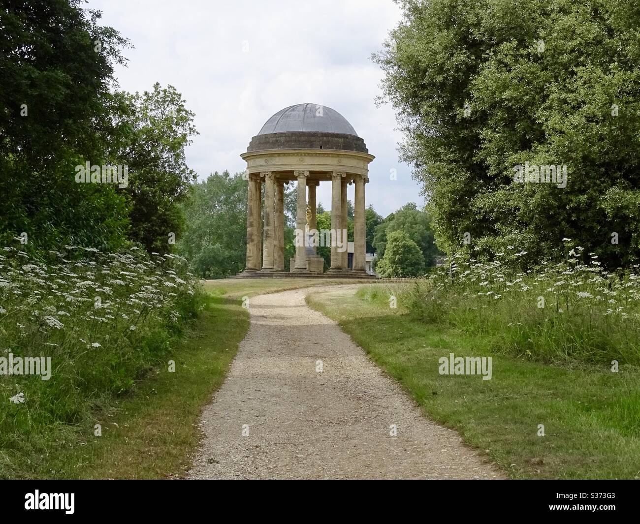 Antico monumento nei giardini di Stowe nei primi mesi estivi Foto Stock