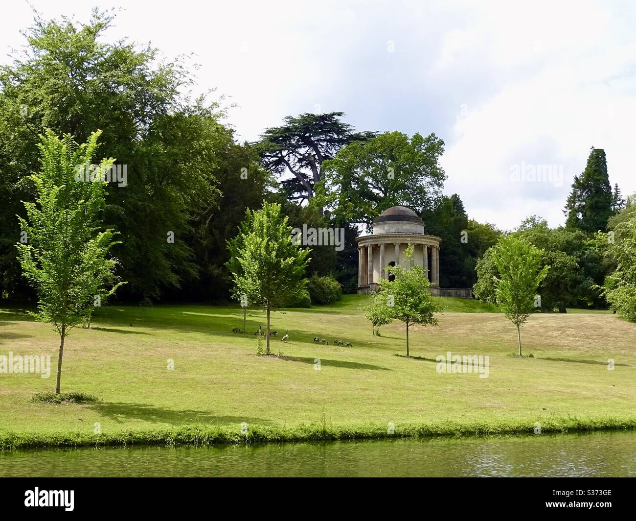 Padiglione estivo presso i giardini Stowe all'inizio dell'estate Foto Stock