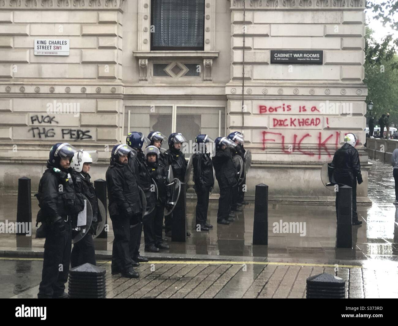 graffiti e polizia di rivolta durante la protesta di Londra BLM Foto Stock