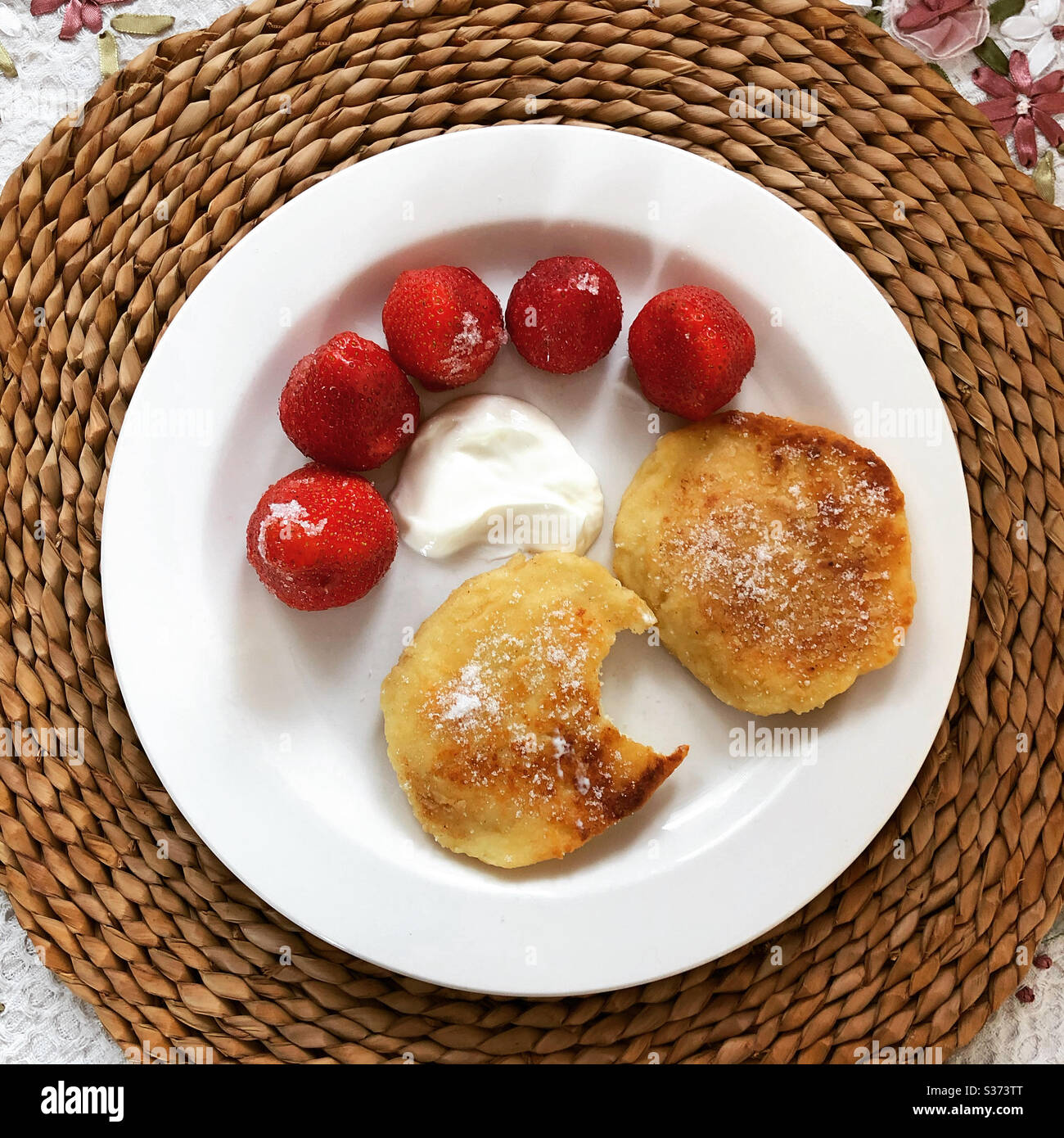 Frittelle cagliate con fragole su un piatto Foto Stock