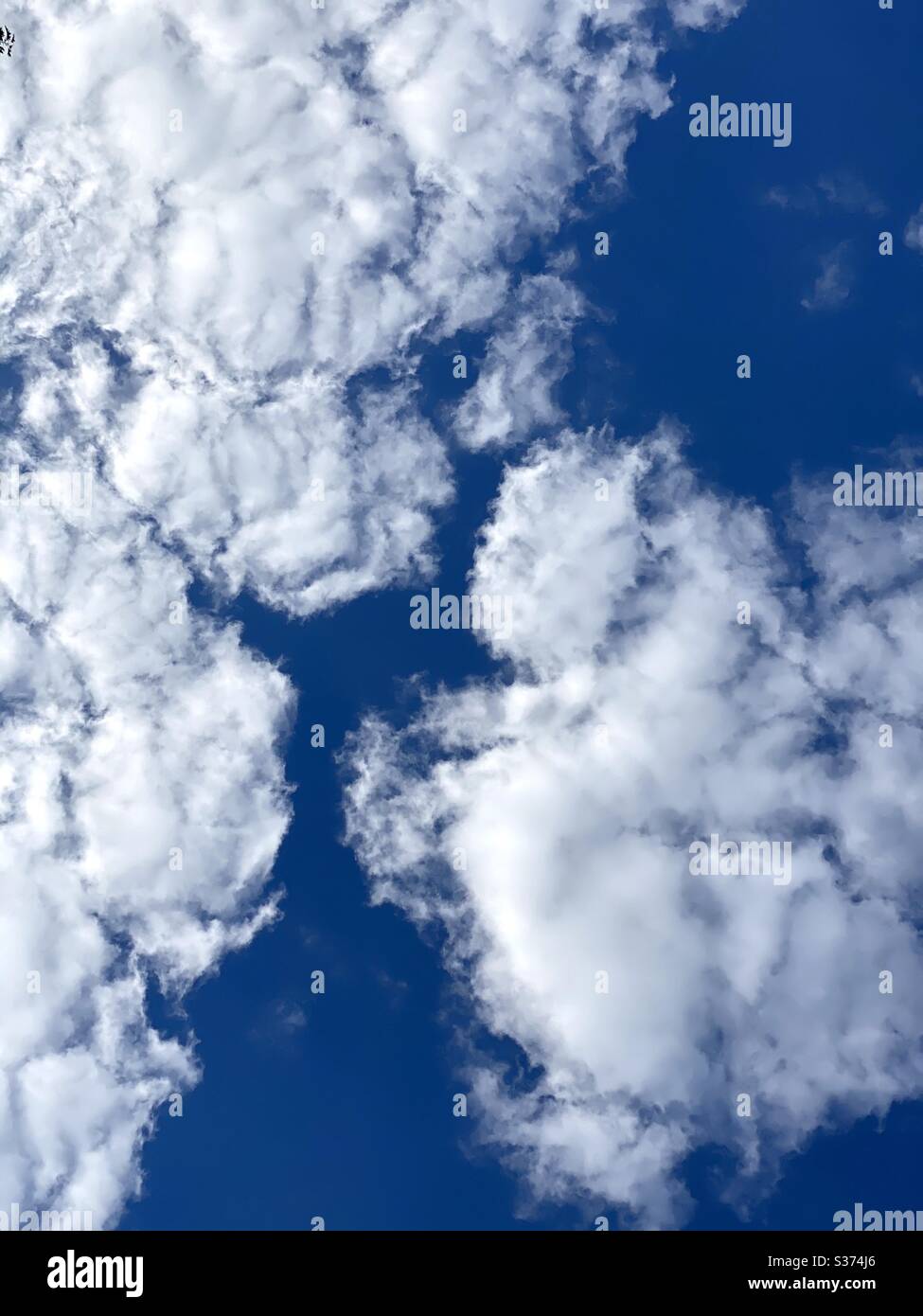 Nuvole di sfondo che passano dal bel cielo blu. - Immagine stock catturata con smartphone