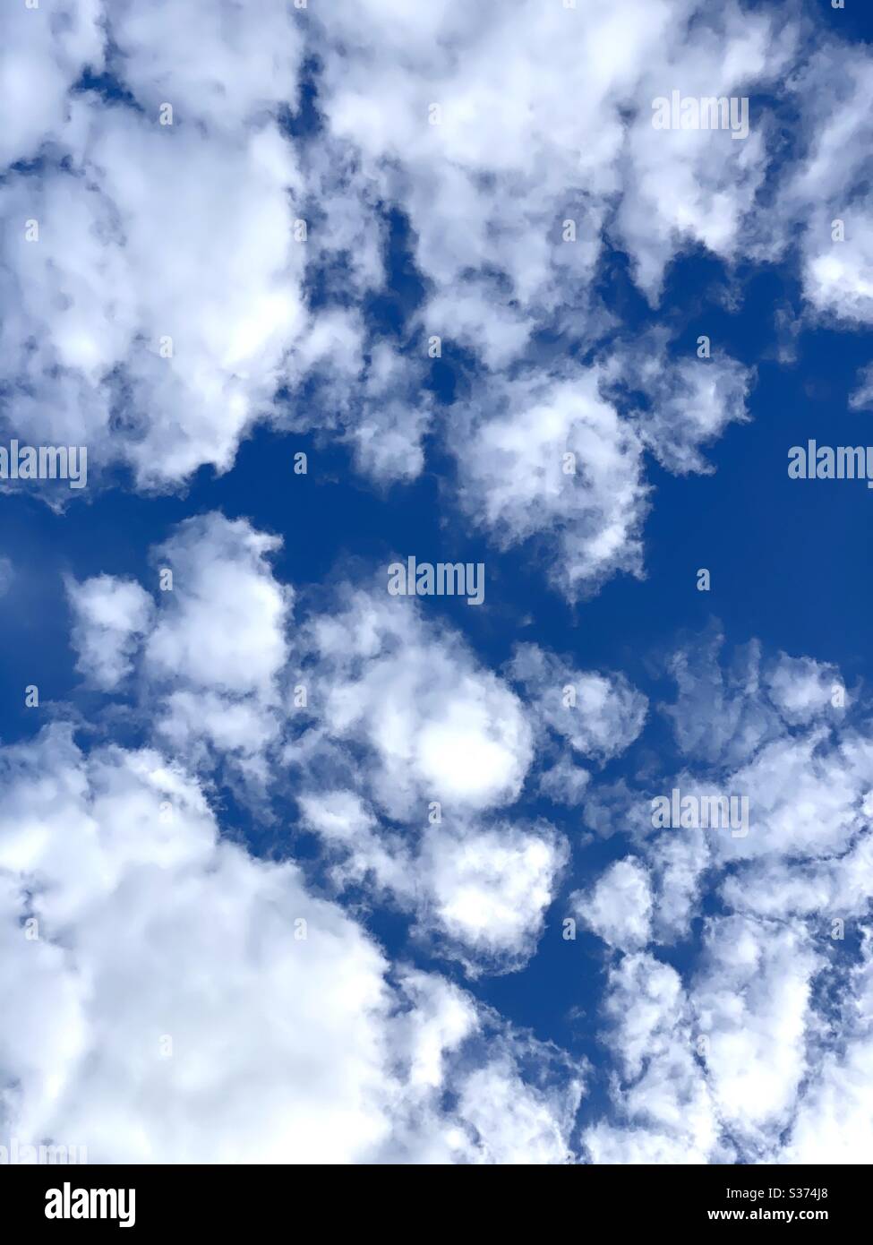 Cielo bellissimo e vibrante con le nuvole che passano. - Immagine stock catturata con smartphone