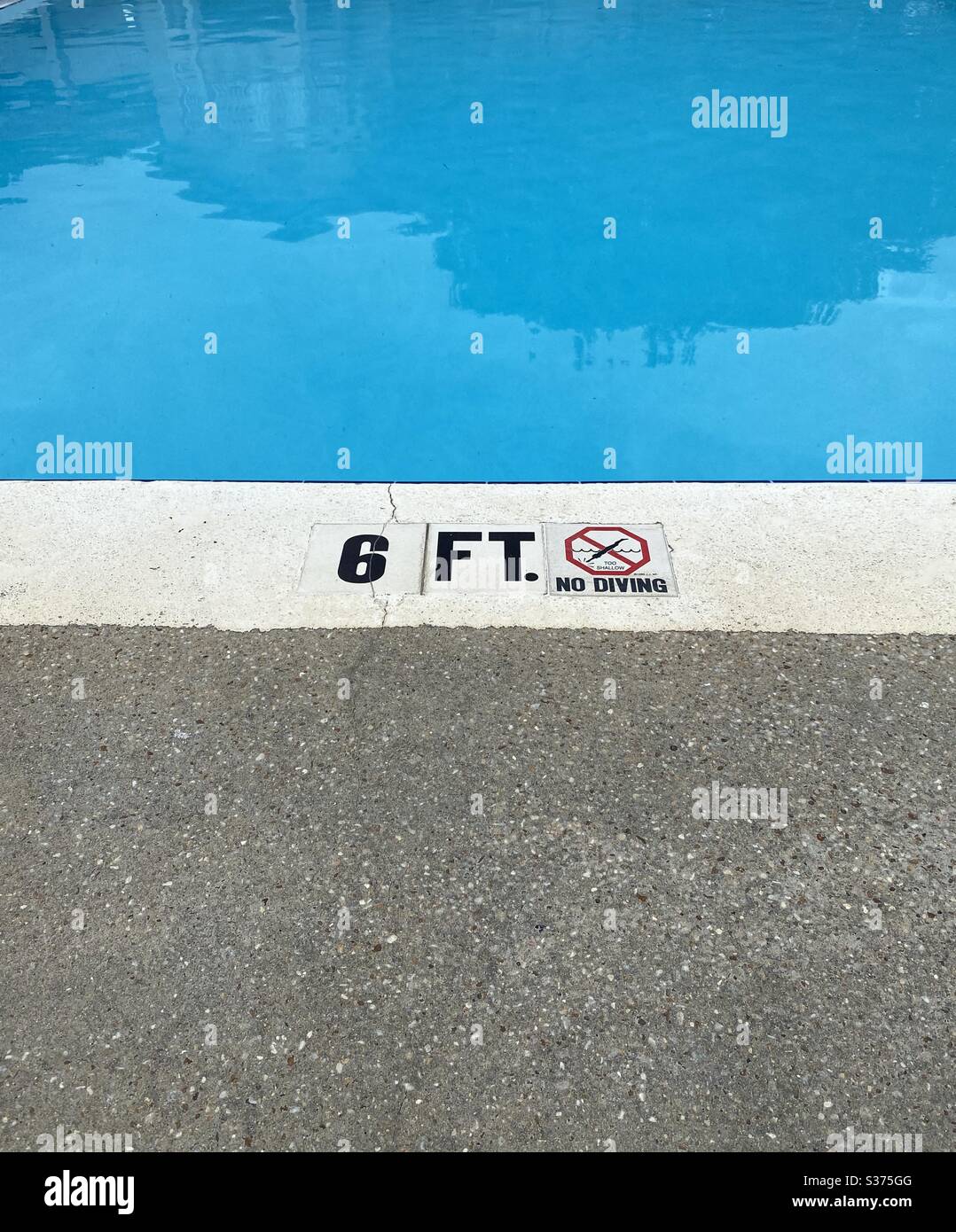 Non ci sono immersioni a 6 piedi dipinti su cemento intorno ad una piscina - Immagine stock catturata con smartphone