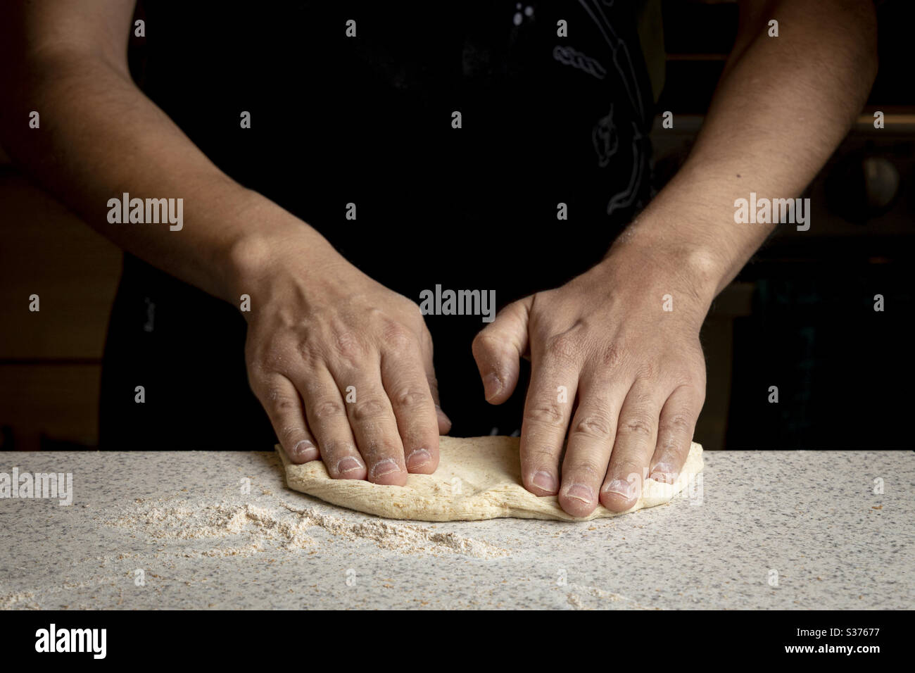 Mani su pasta fatta in casa per pizza Foto Stock