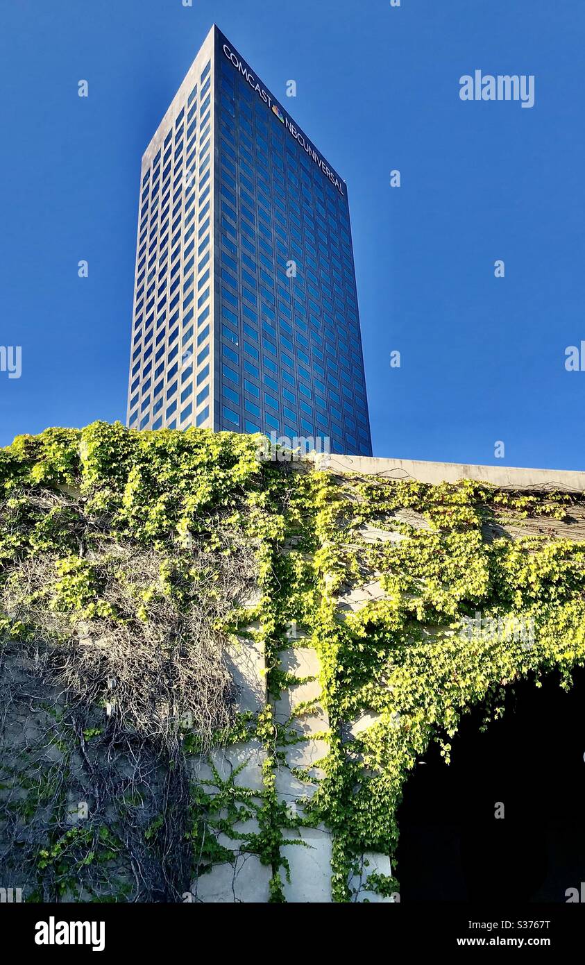 Monolithic Universal Building sorge sopra la superstrada 101 a Los Angeles, California 6.13.2020 Foto Stock
