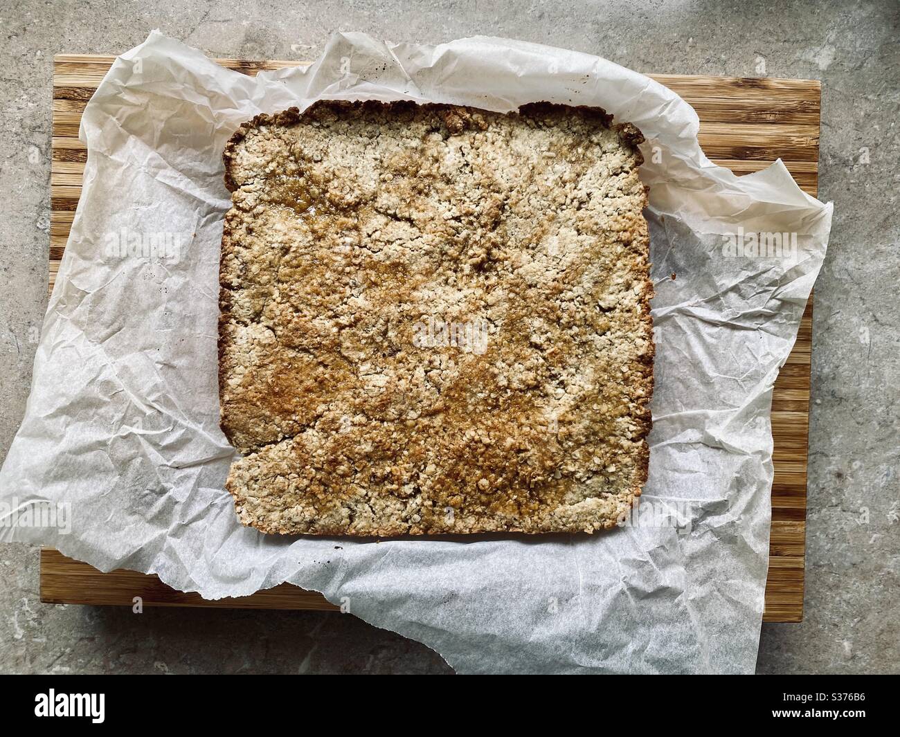 Vista in primo piano su un rustico e tradizionale casereccio flapjack. Prodotto con sciroppo d'oro, burro non salato e avena di porridge arrotolata. Dolce gustoso al forno Foto Stock