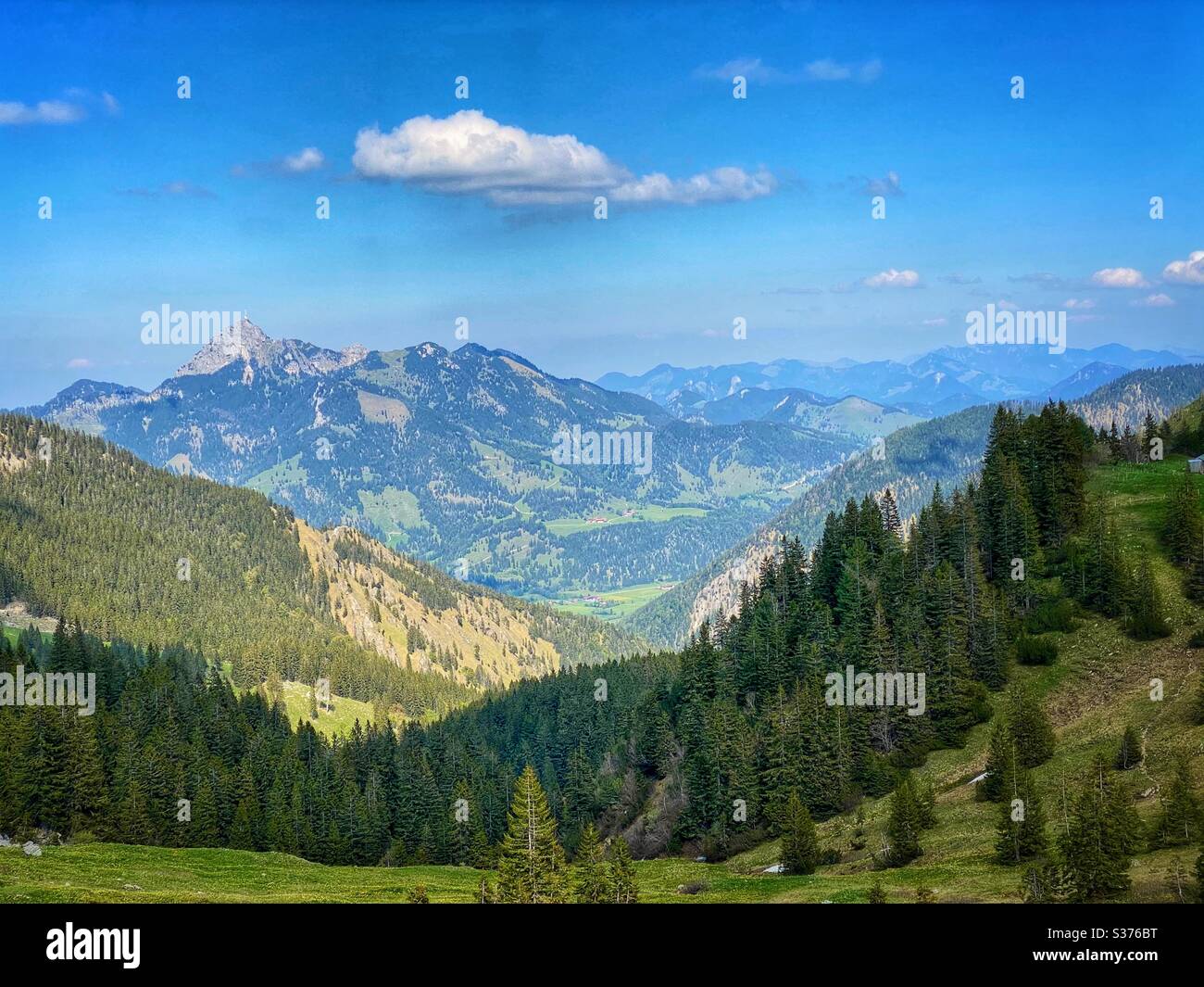 Vista sulla vetta del Wendelstein (1838 m) nelle Alpi Bavaresi. - Immagine stock catturata con smartphone