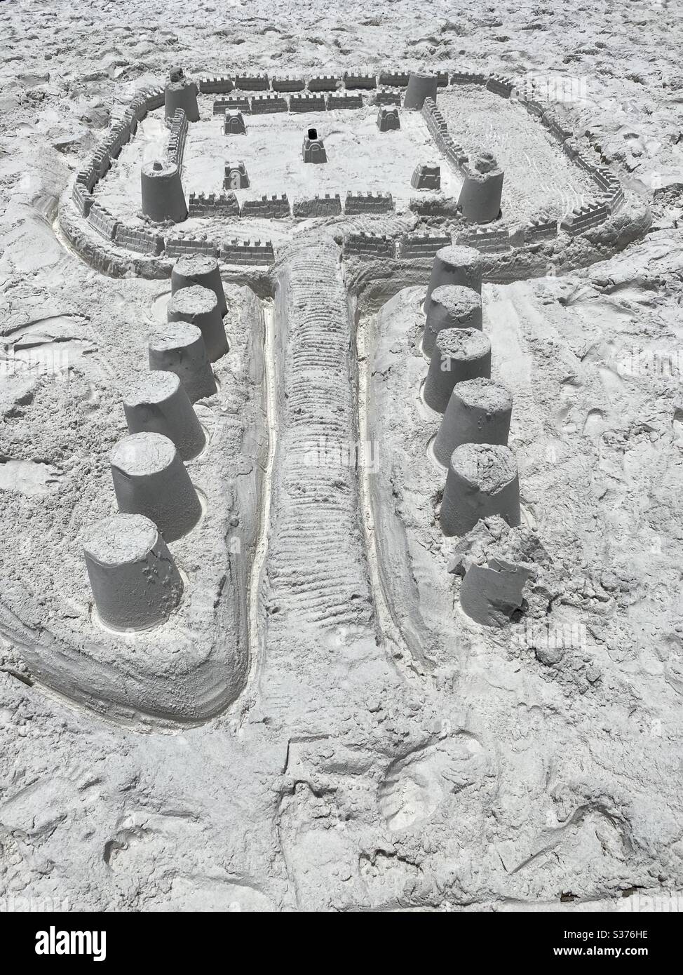 Creativo castello di sabbia su spiaggia di sabbia bianca Foto Stock