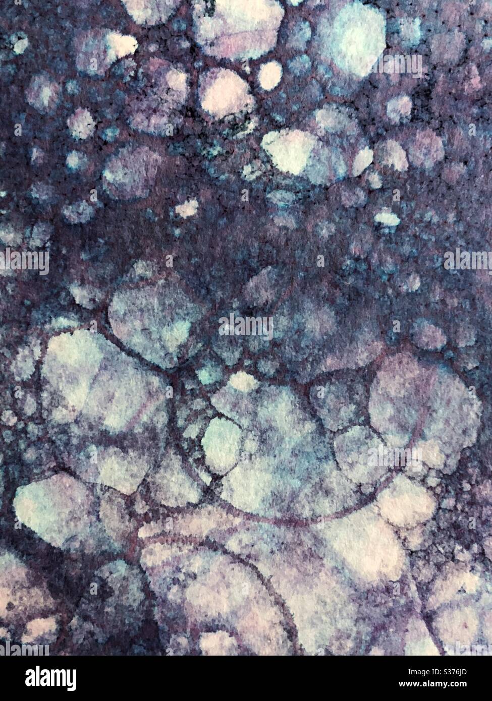 Bolla di sapone e colorazione cibo viola bolla stampa astratta sfondo su carta acquerello Foto Stock