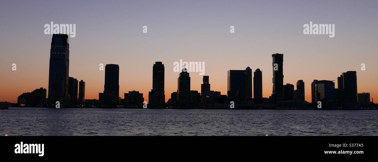 Tramonto su Jersey City, New York. Foto Stock