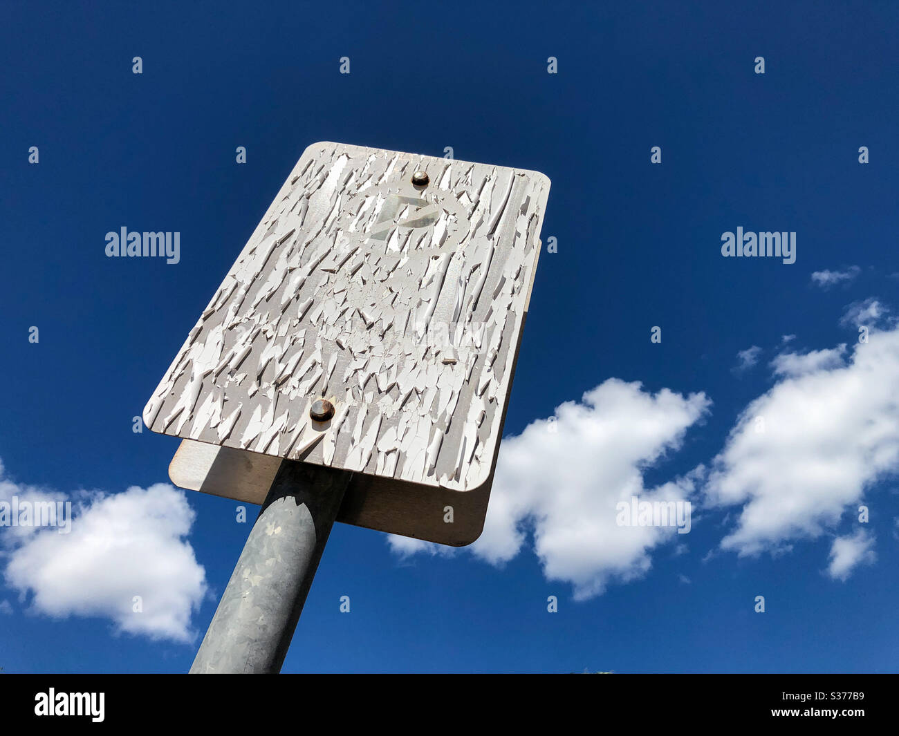Il sole è danneggiato, nessun segnale di parcheggio contro il cielo blu Foto Stock