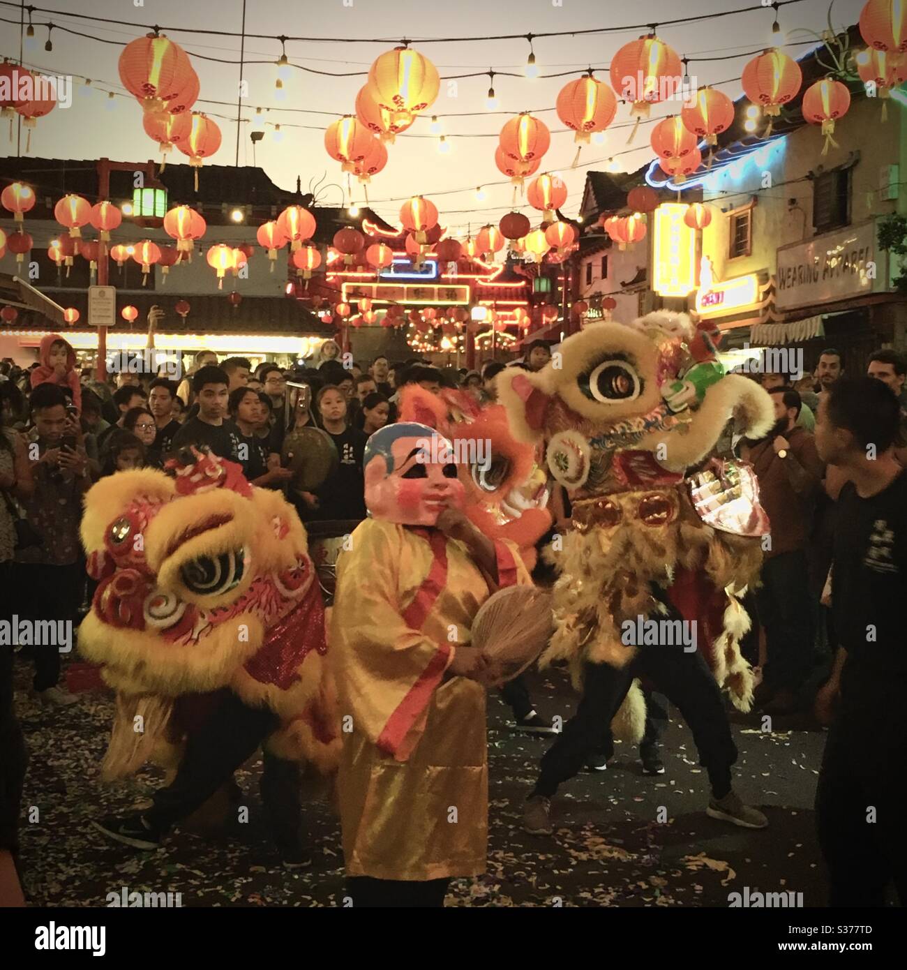 Festa delle notti estive di Chinatown con la tradizionale danza del Drago. Los Angeles, California 2019. Foto Stock