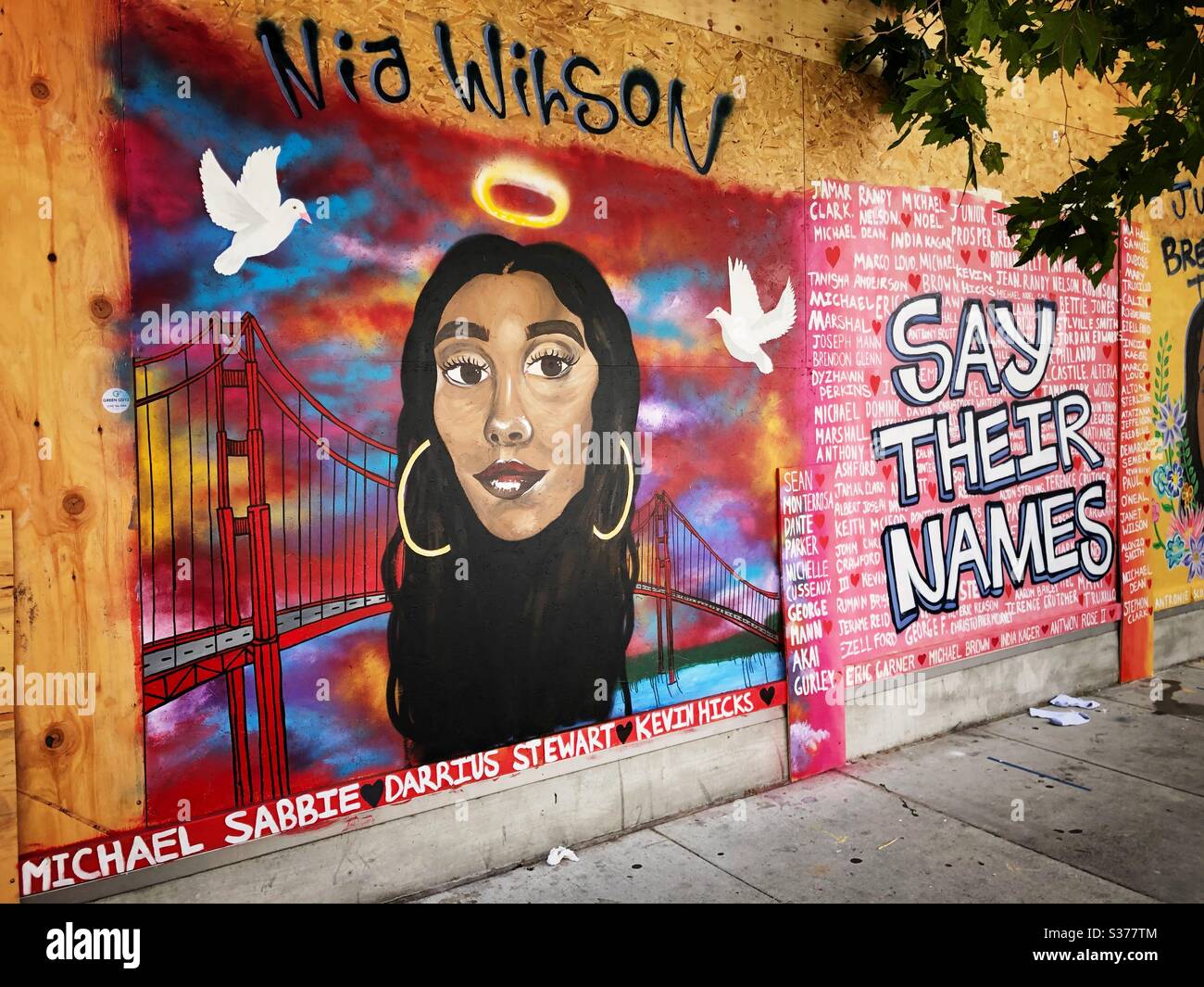 Murale dipinto su un fronte di deposito a bordo per Black Lives Matter a Oakland, California. Foto Stock