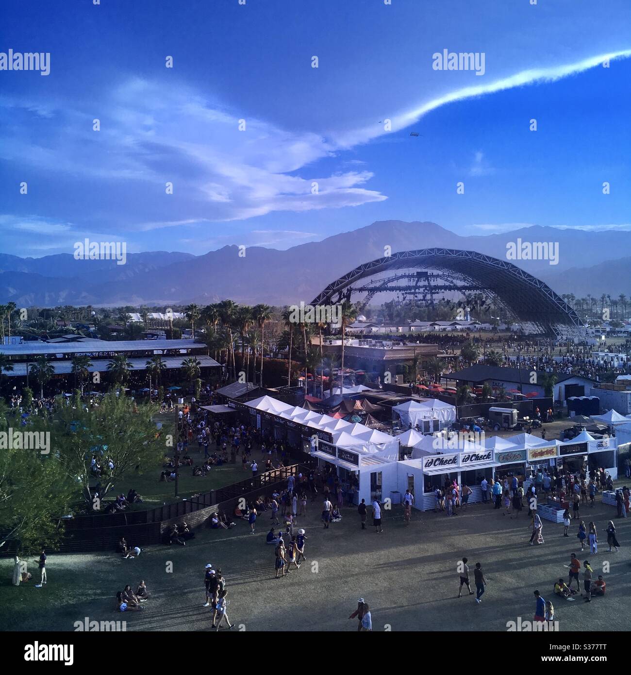 Un sistema sonoro elaborato e stretto pende dal tetto di una scena "tenda" al Coachella Music Festival, Indio CA 2018 Foto Stock