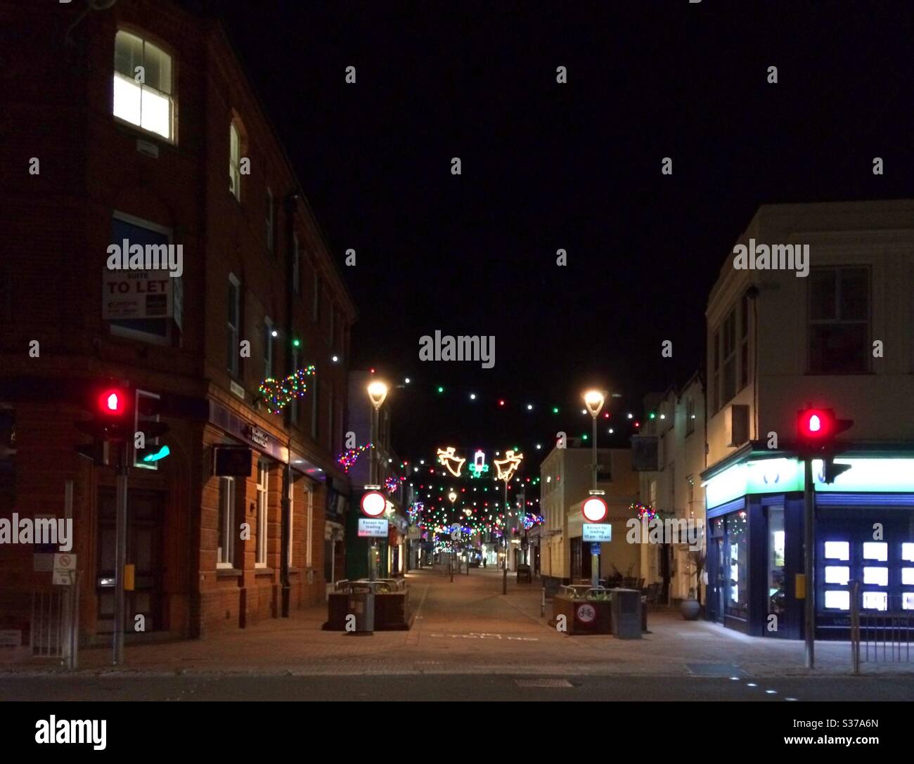 Deal High Street, decorata con luci di Natale, deserta in una serata appena prima di Natale, Kent, Regno Unito. Foto Stock