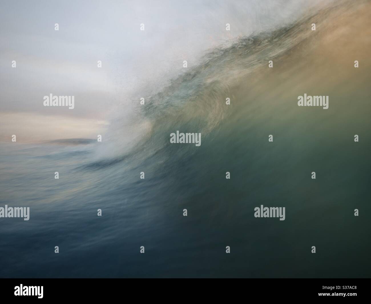 Esposizione lenta di un'onda che si interrompe. Foto Stock