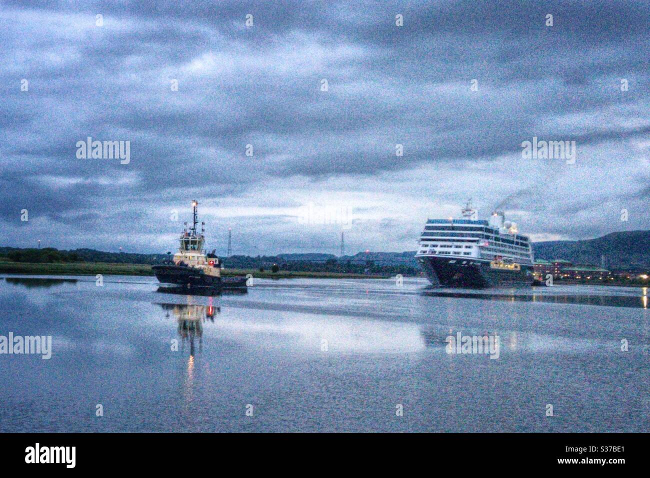 Azamara quest e rimorchiatore navigando lungo il fiume Clyde. Foto Stock