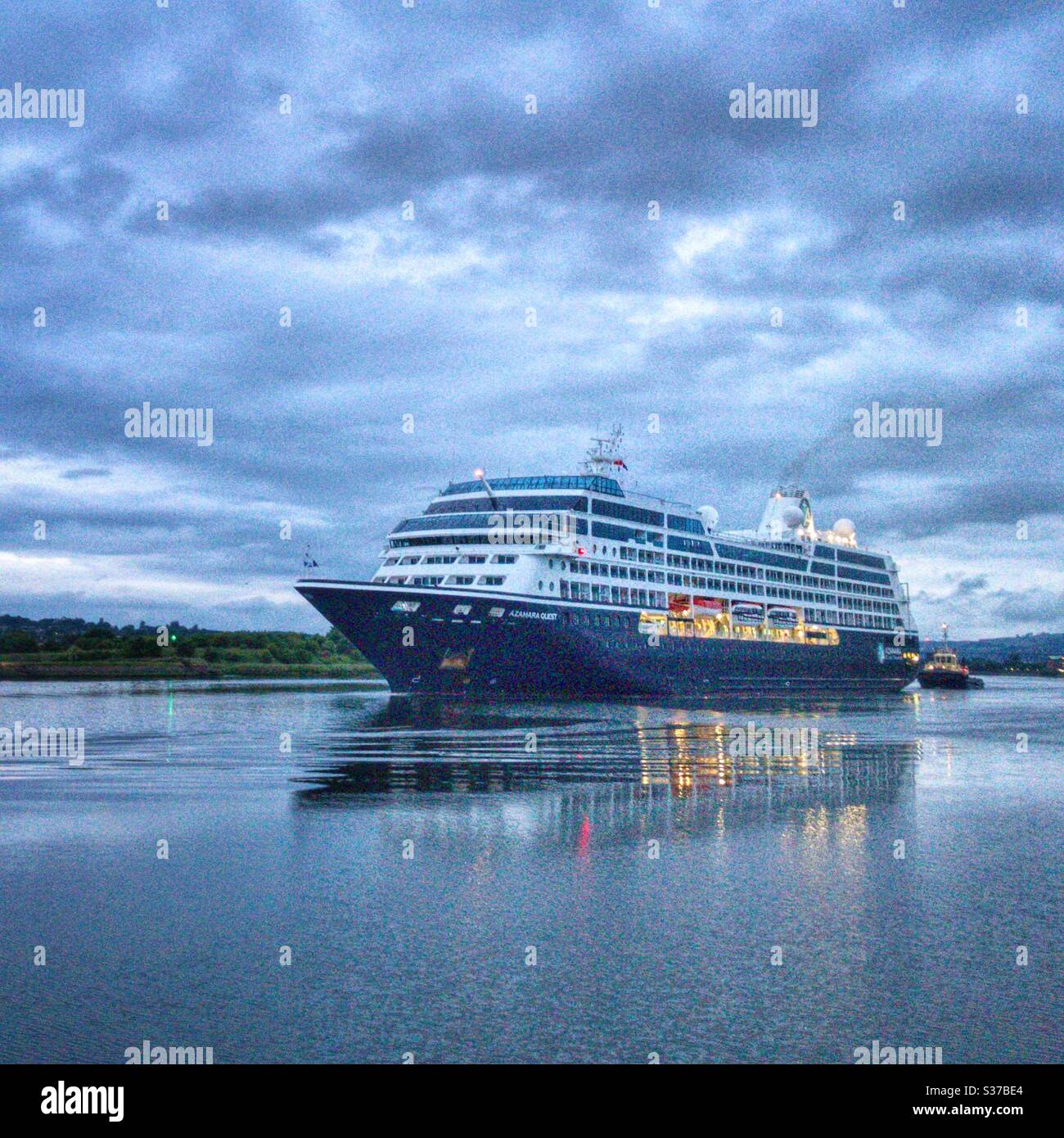 Azamara quest salpa lungo il fiume Clyde. Foto Stock