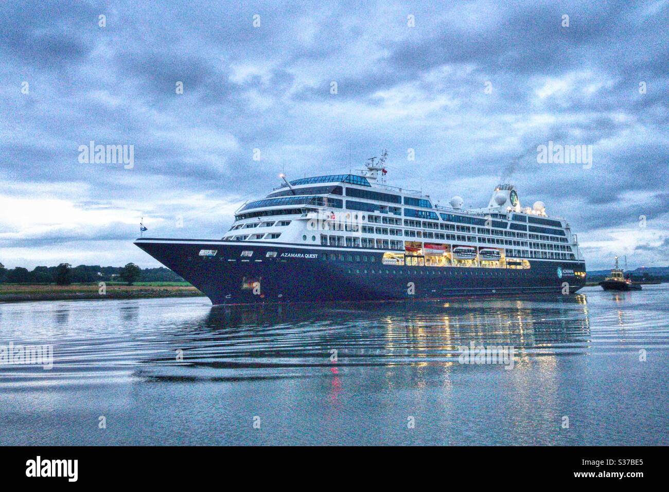 Azamara quest salpa lungo il fiume Clyde. Foto Stock