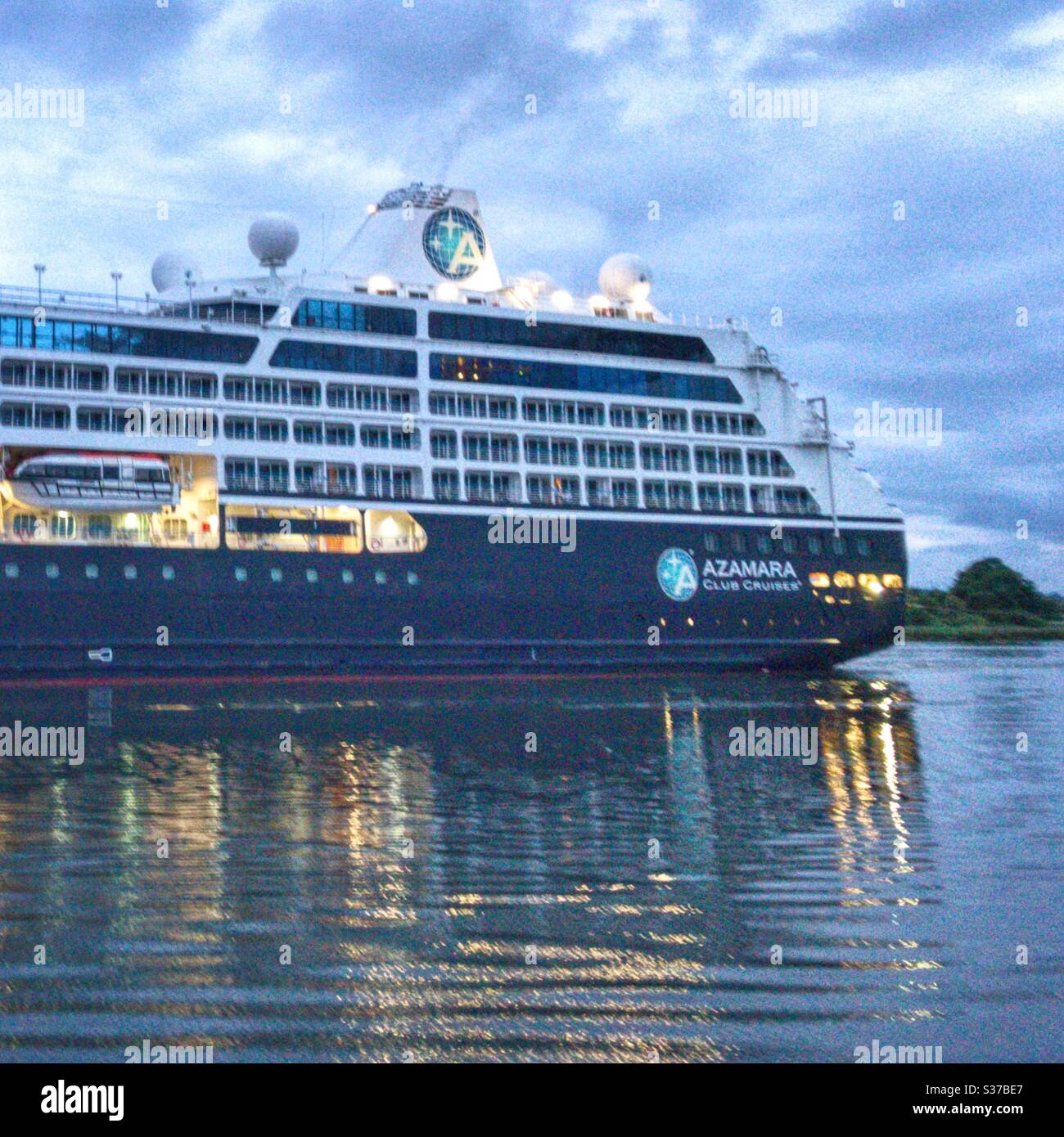 Azamara quest salpa lungo il fiume Clyde. Foto Stock