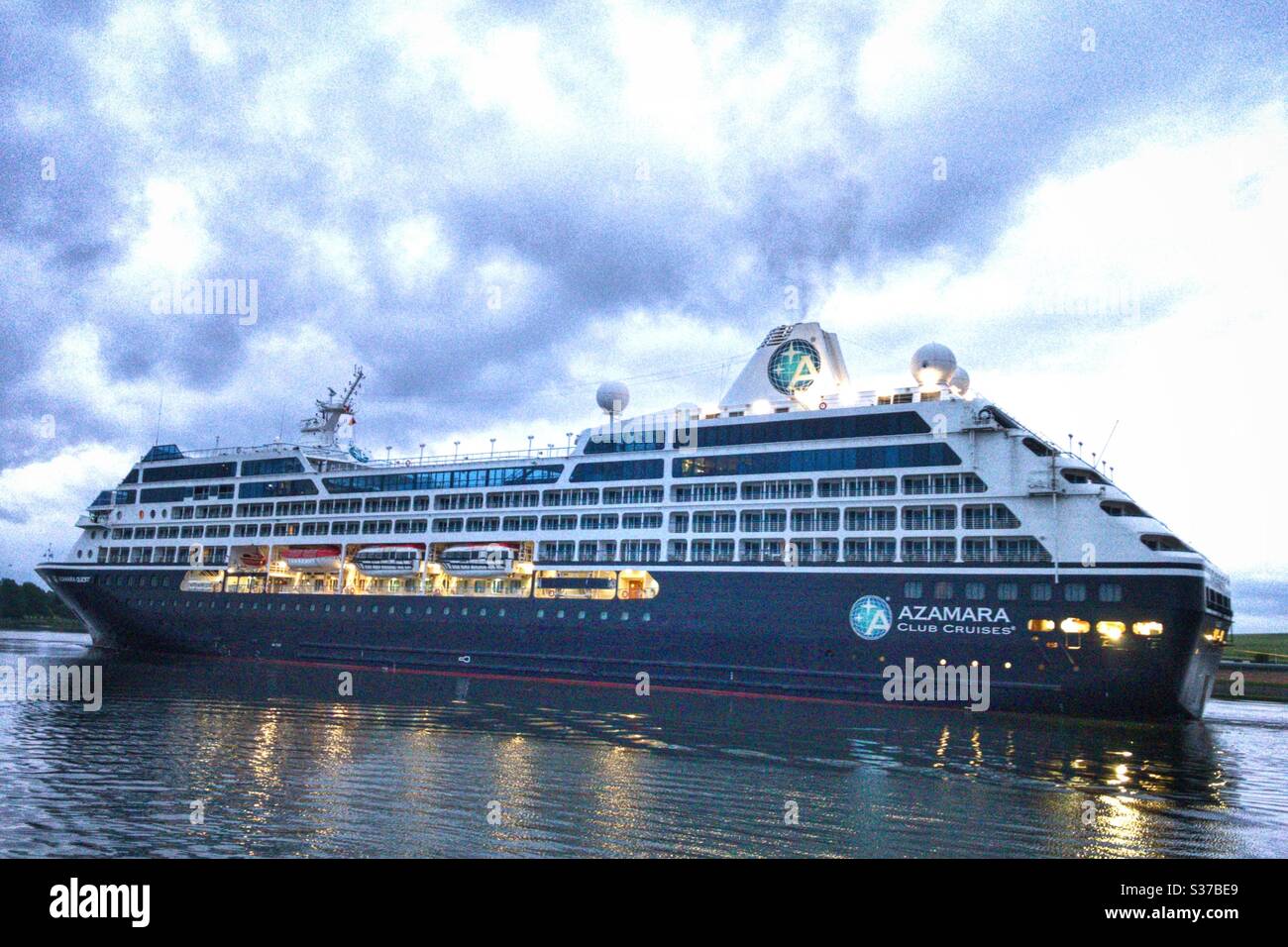 Azamara quest salpa lungo il fiume Clyde. Foto Stock