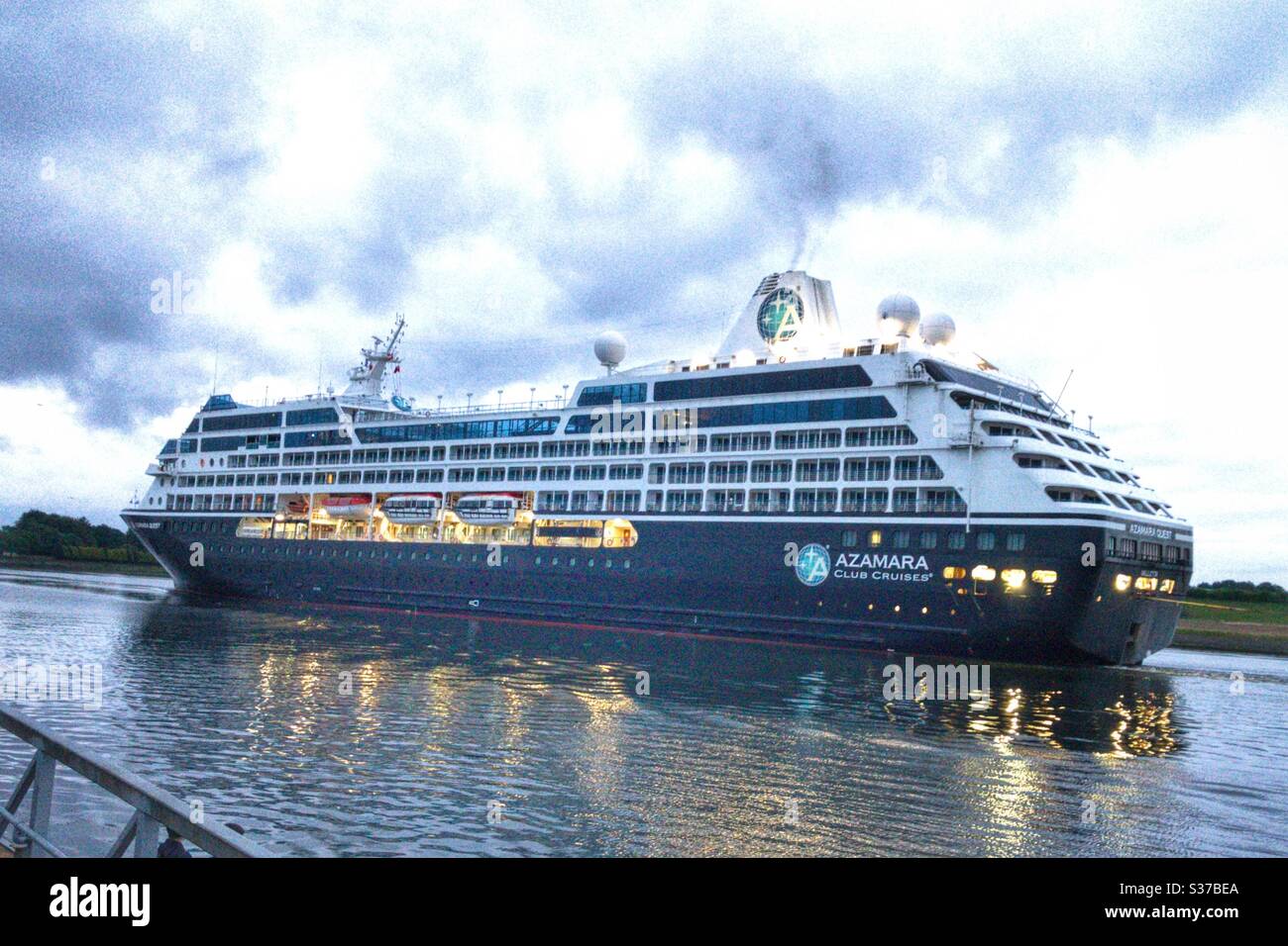 Azamara quest salpa lungo il fiume Clyde. Foto Stock