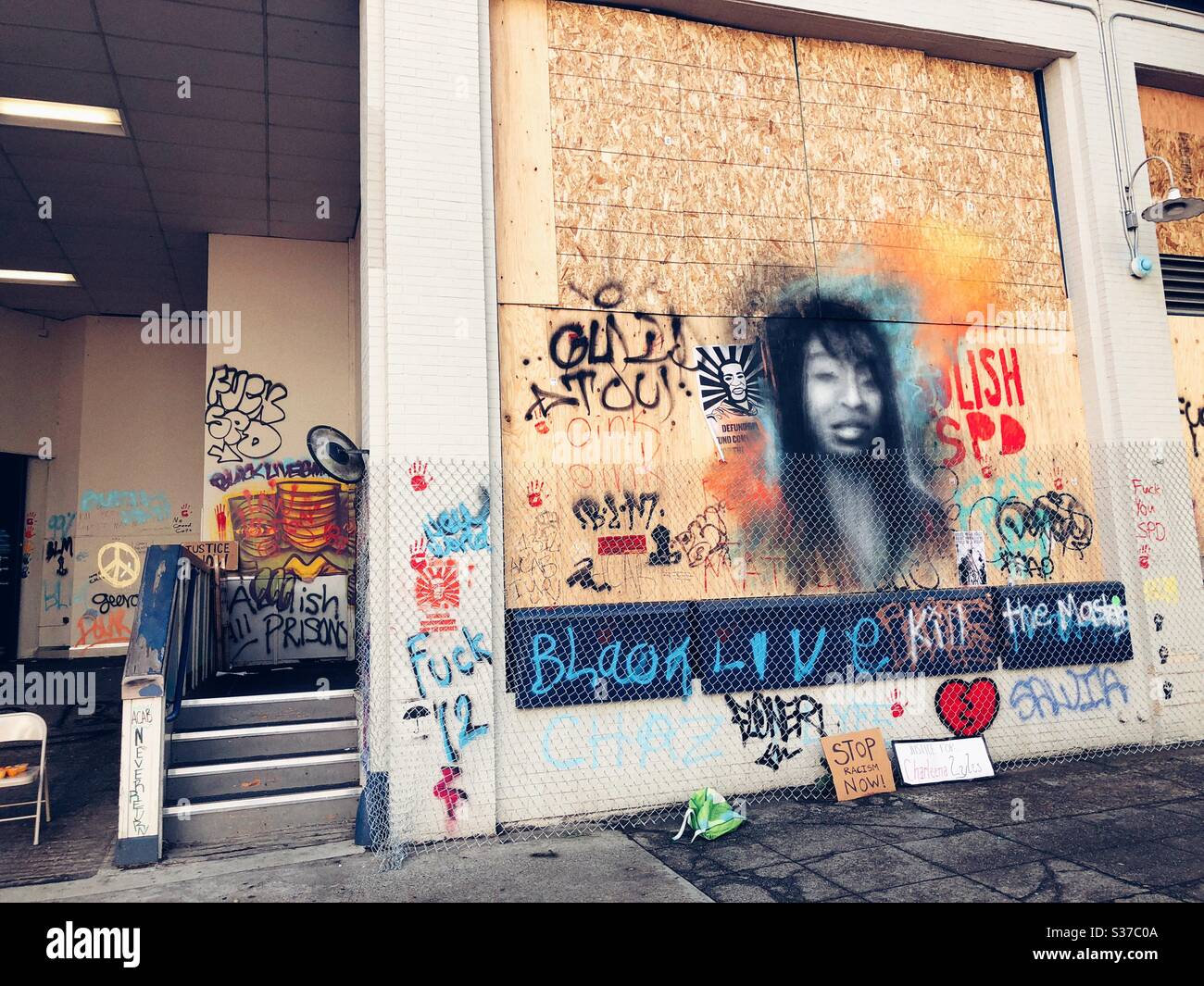 Murales e graffiti sulla facciata a bordo della 12 ° zona della polizia su Capitol Hill a Seattle, CHAZ Foto Stock