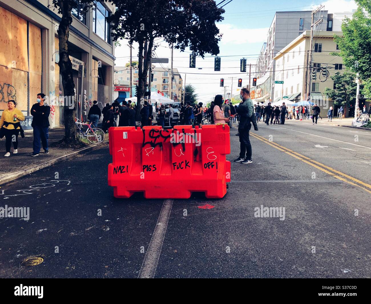 Road Block all'entrata dell'area CHAZ CHOP vicino al 12° distretto di polizia di Capitol Hill a Seattle nel giugno 2020 - Immagine stock catturata con smartphone