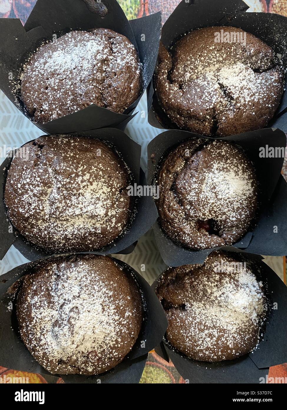6 dei migliori, muffin al banana, al lampone e al cioccolato con uno zucchero a velo Foto Stock