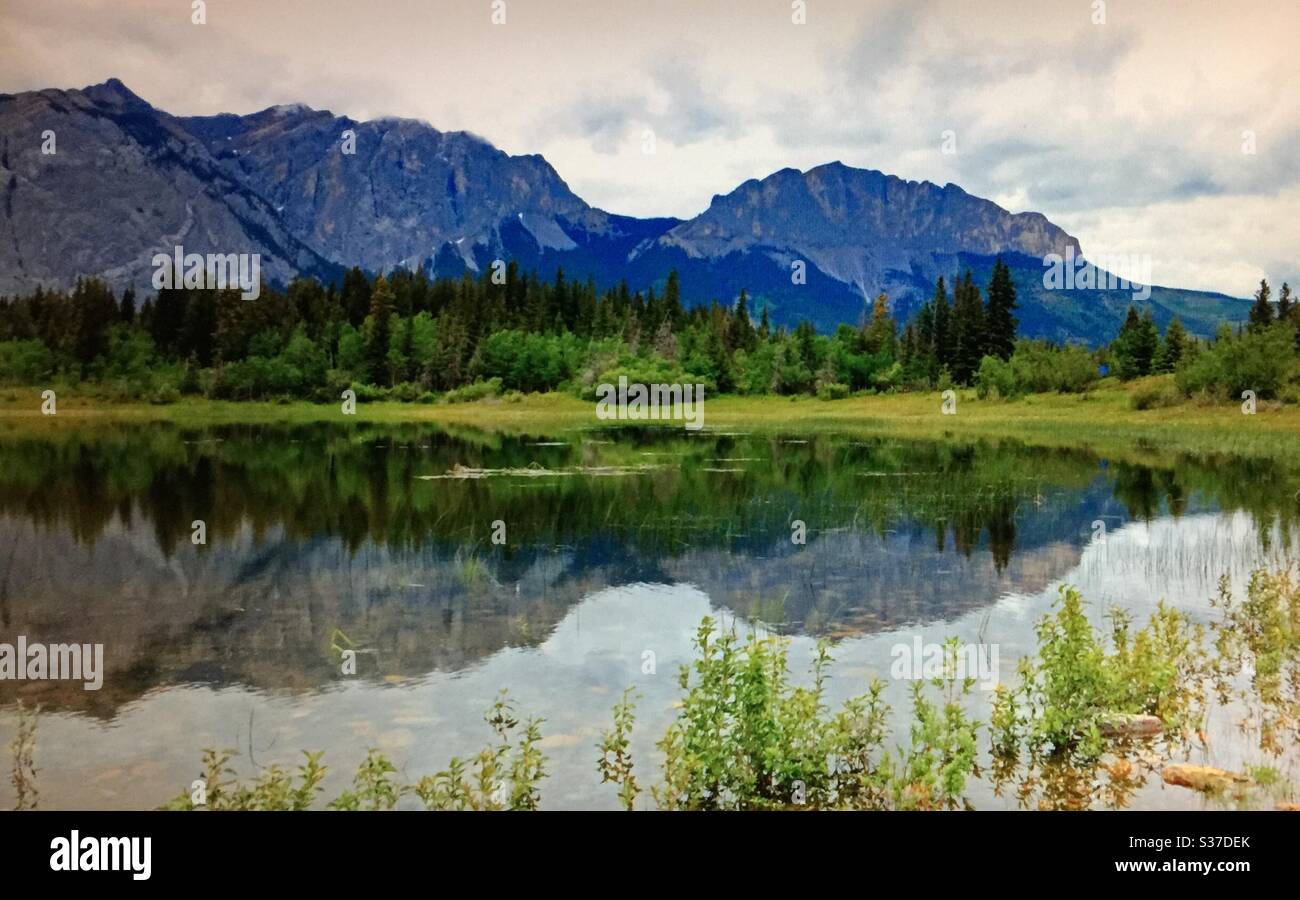 Visita Alberta, viaggio Alberta, Medio Lago, Bow Valley Provincial Park, Kananaskis Paese, lago, deserto, Montagne Rocciose canadesi, montagne, paesaggistico, Monte Yamnuska Foto Stock